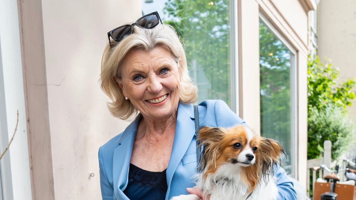 Anne Laxholm havde sin søde hvalp Bella på ti måneder med til receptionen hos Jesper Høvring.&nbsp;