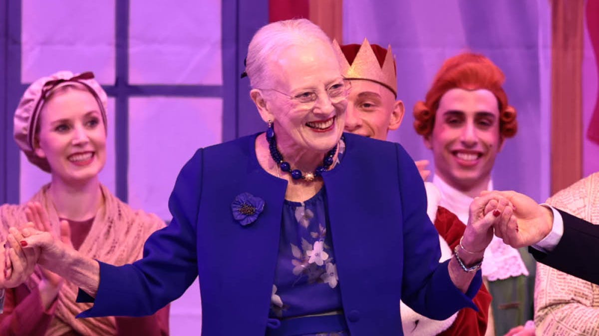 Dronning Margrethe og holdet hyldes med klapsalver og stående applaus. 