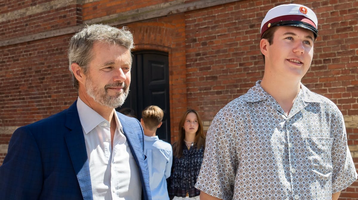 Kong Frederik og kronprins Christian taler med pressen foran Ordrup Gymnasium mandag. 