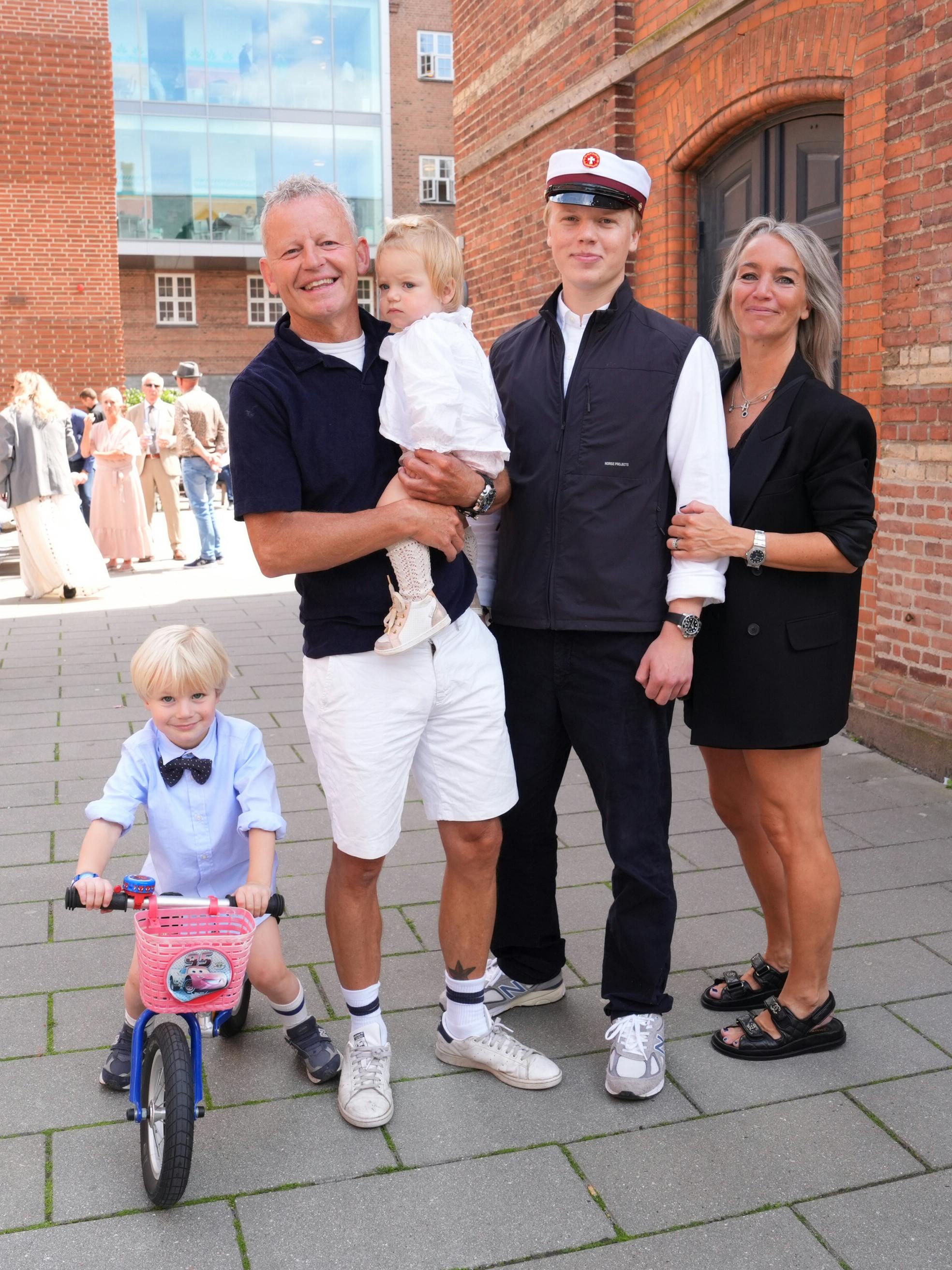 Bubber og familien på den store dag.