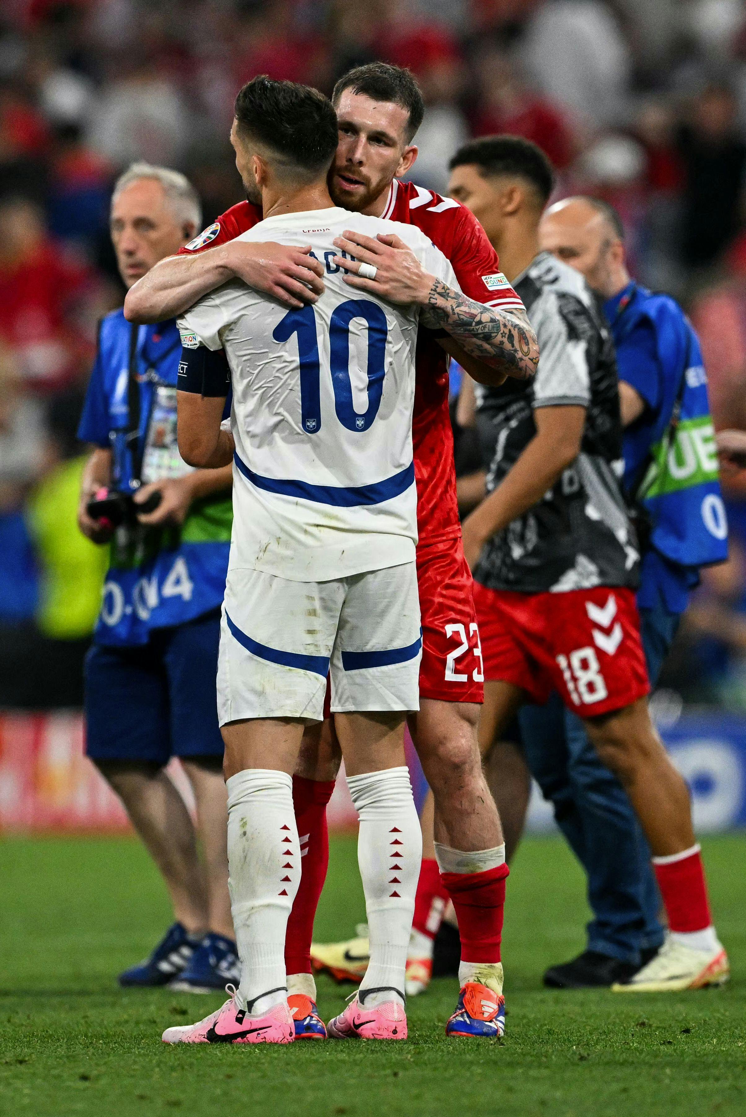 Pierre-Emile Højbjerg krammer Dusan Tadic.