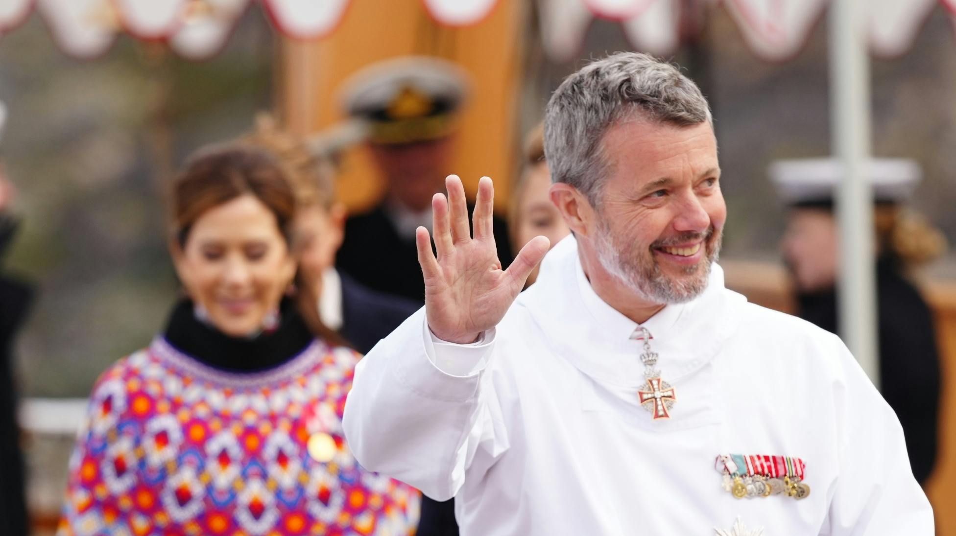 Kong Frederik 10. og dronning Mary ankommer til Sisimiut.