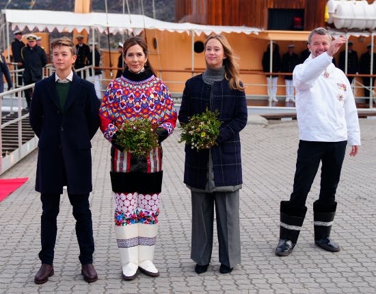Prins Vincent, dronning Mary, prinsesse Josephine og Kong Frederik ankommer til Sisimiut.
