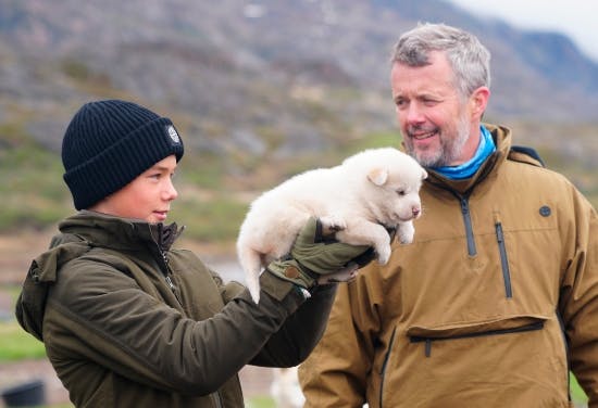 Kong Frederik og prins Vincent besøger Hundebyen i Grønland.