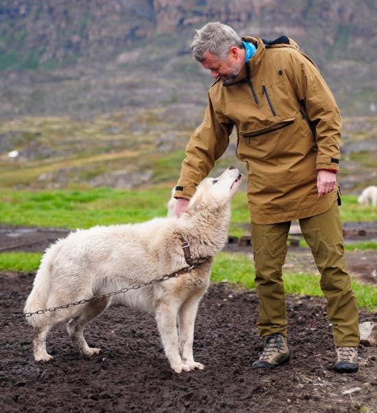 Kong Frederik klapper en af slædehundene i Hundebyen.
