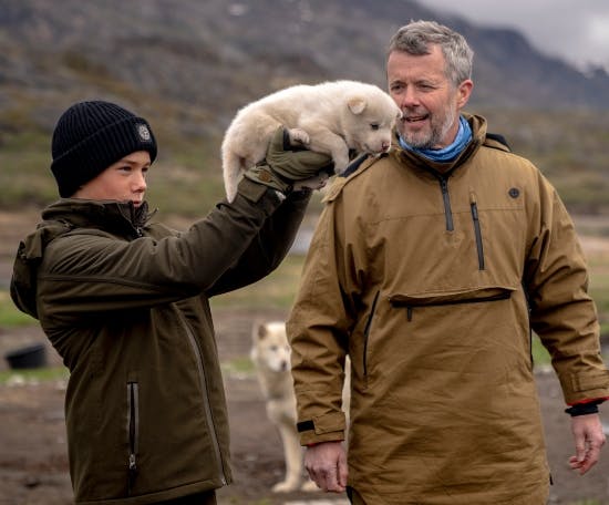 Vincent og Frederik på rundtur i Hundebyen i Grønland.