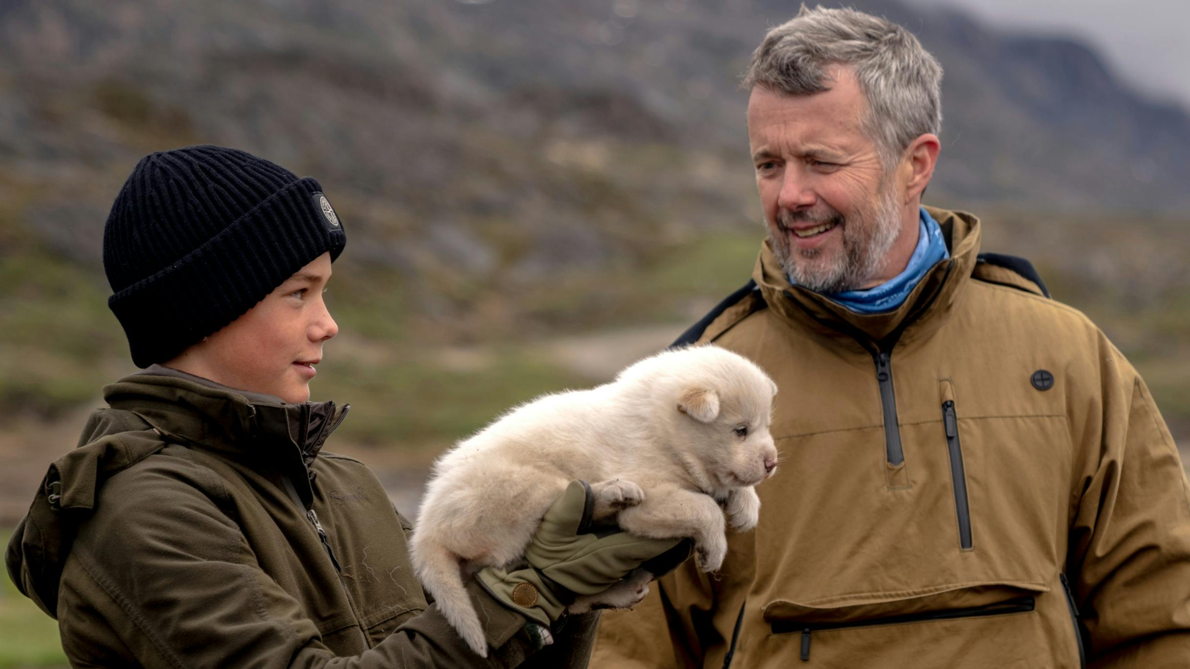 Prins Vincent og kong Frederik X med slædehundehvalpen Emil i Hundebyenndebyen