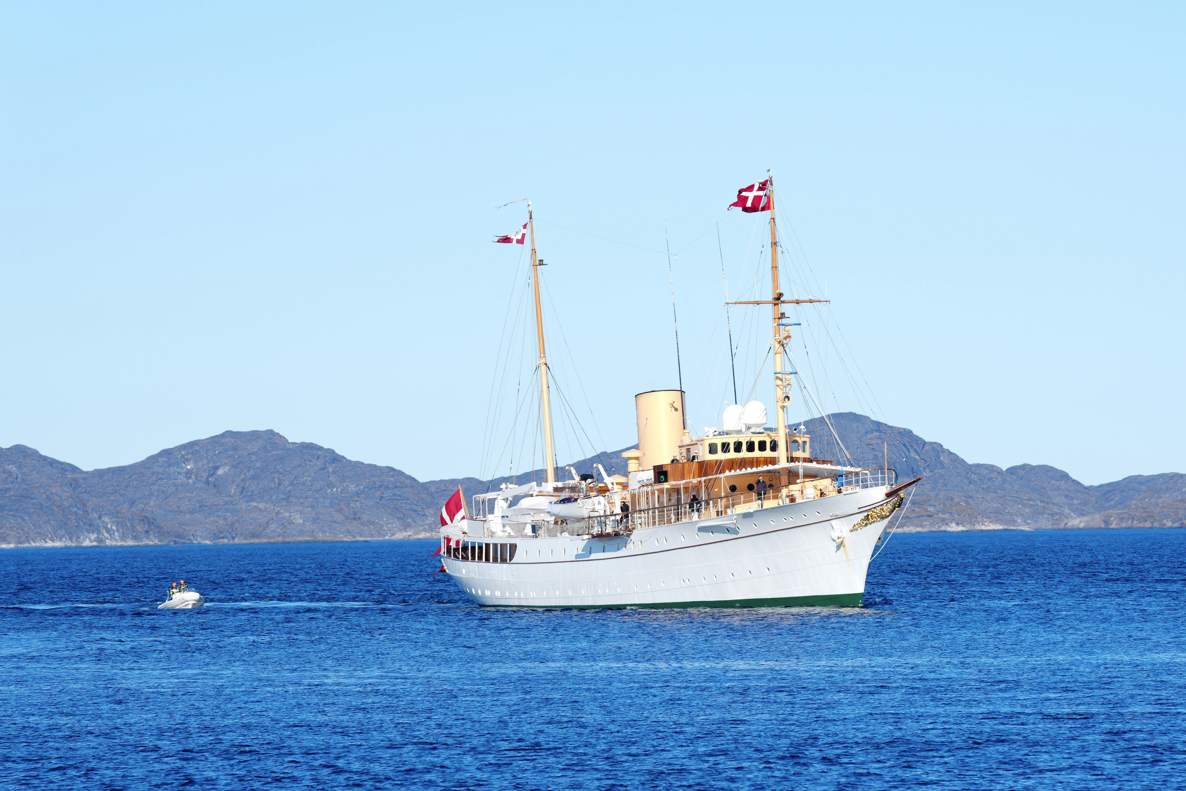 Kong Frederik X og dronning Mary ankommer til Nuuk i Grønland, torsdag den 4. juli 2024. Kongeparret aflægger officielt besøg i Grønland i dagene 29. juni til 6. juli 2024. Besøget indledes i Diskobugten og kongeparret rejser derefter med Dannebrog sydpå langs Grønlands vestkyst.