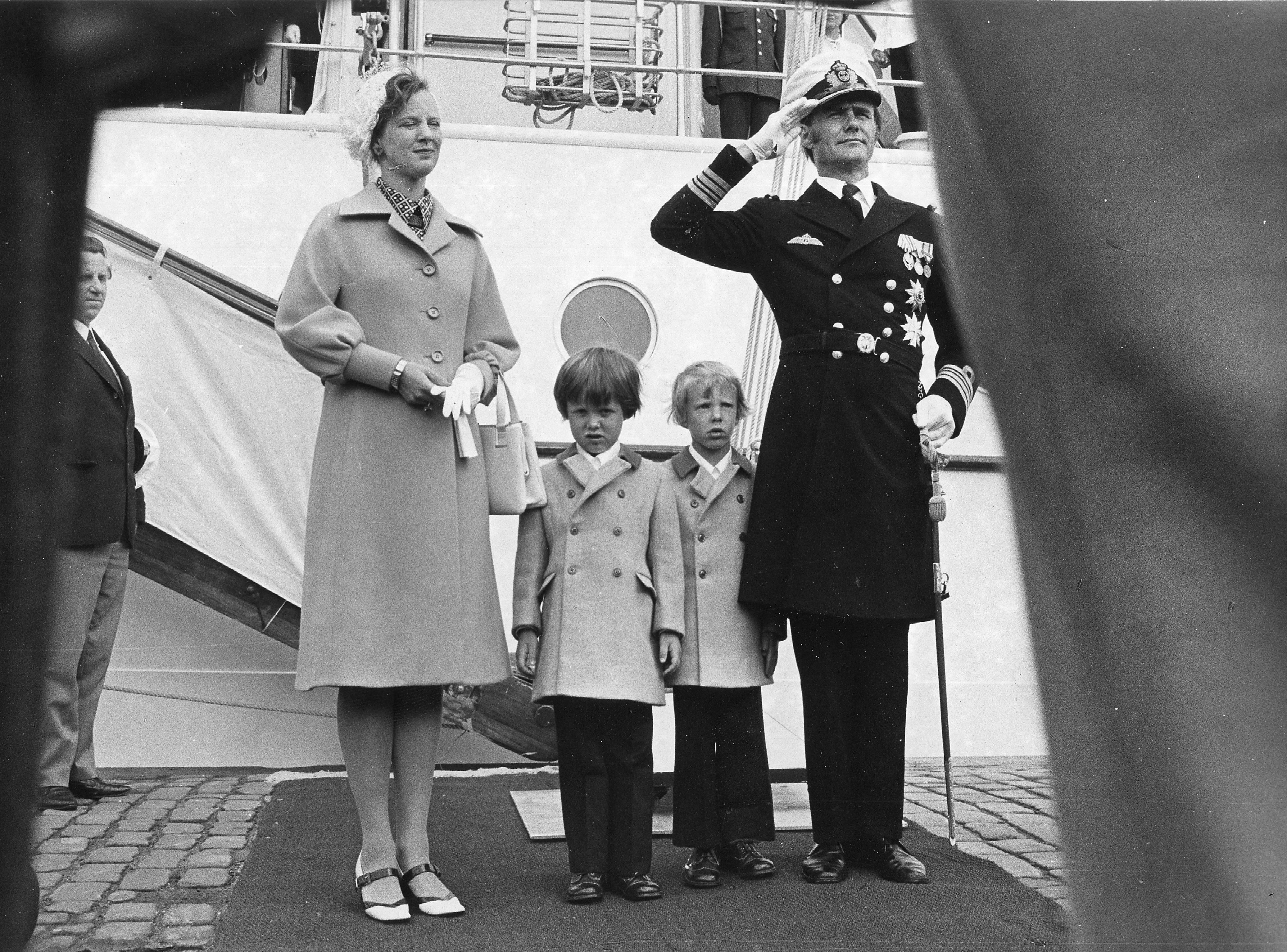 I sommeren 1974 havde dronning Margrethe prins Henrik og prinserne Frederik og Joachim med på kongeskibet Dannebrog.