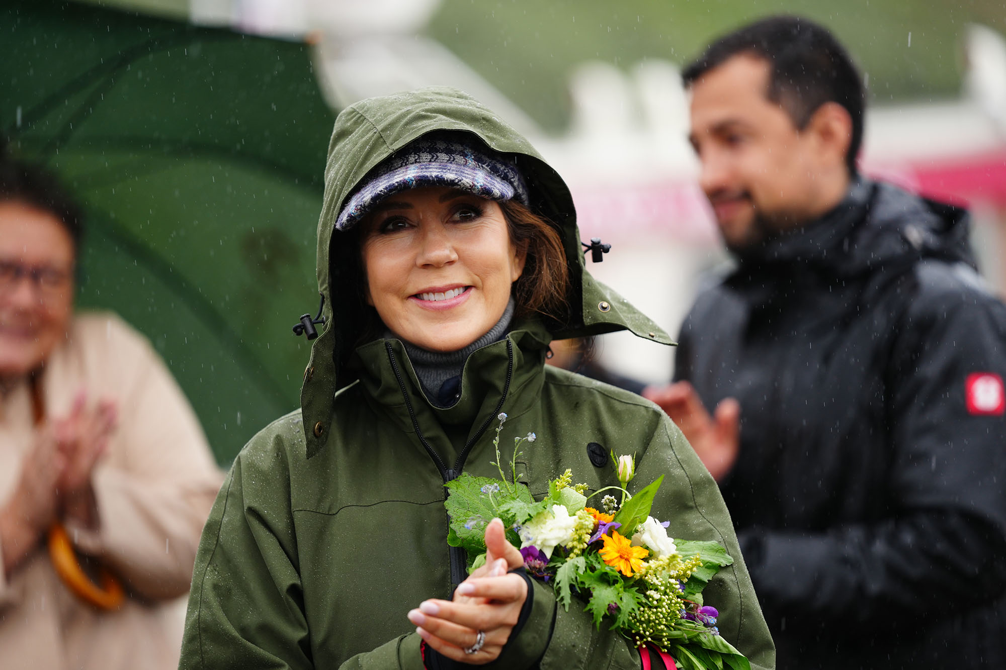 Lørdag formiddag lokal tid ankom kongeparret til Narsaq, hvor kong Frederik og dronning Mary blandt andet skulle plante et træ.&nbsp;