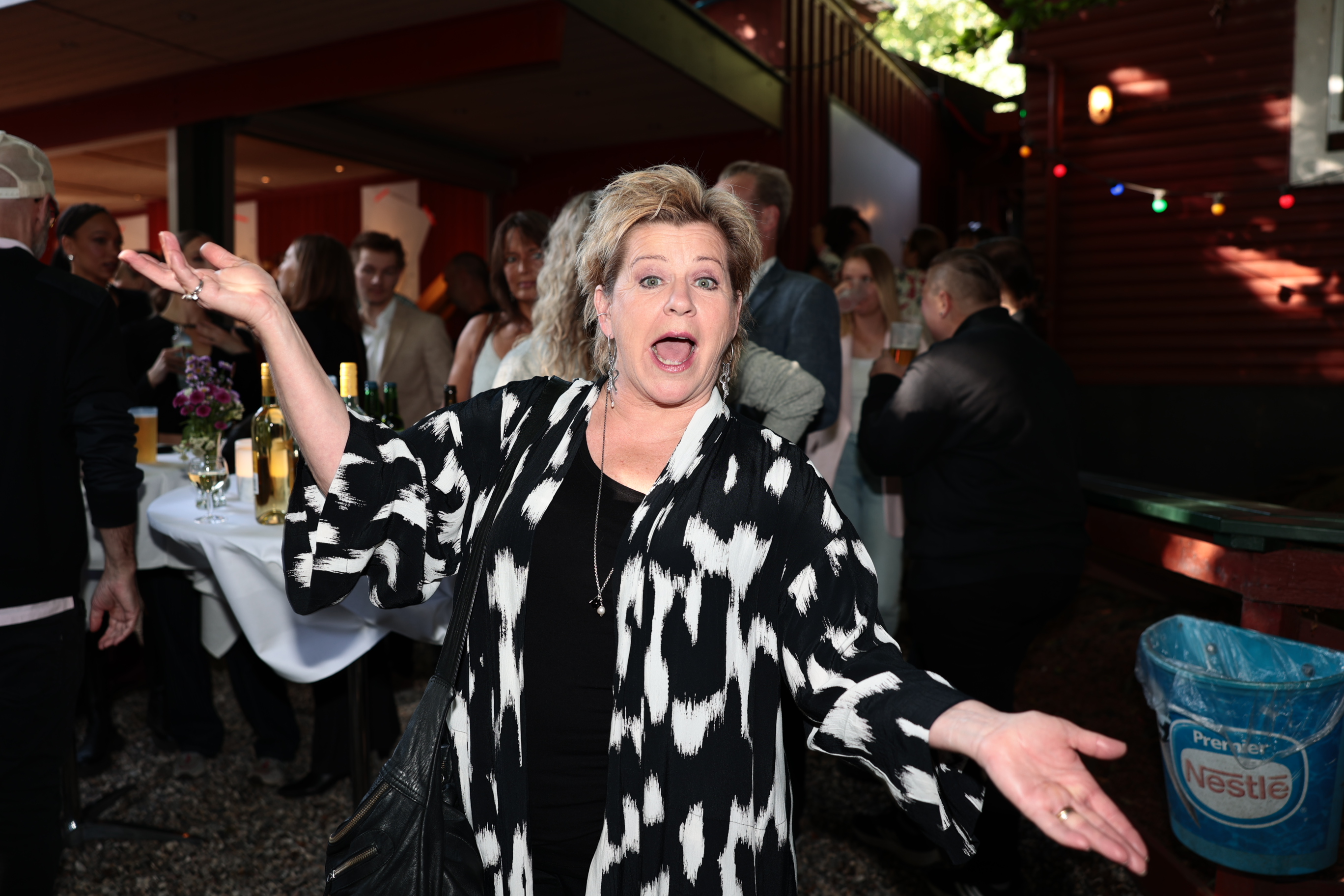 Skuespillerne i Cirkusrevyen muntrer sig til Cirkusrevyens midtvejsfest.