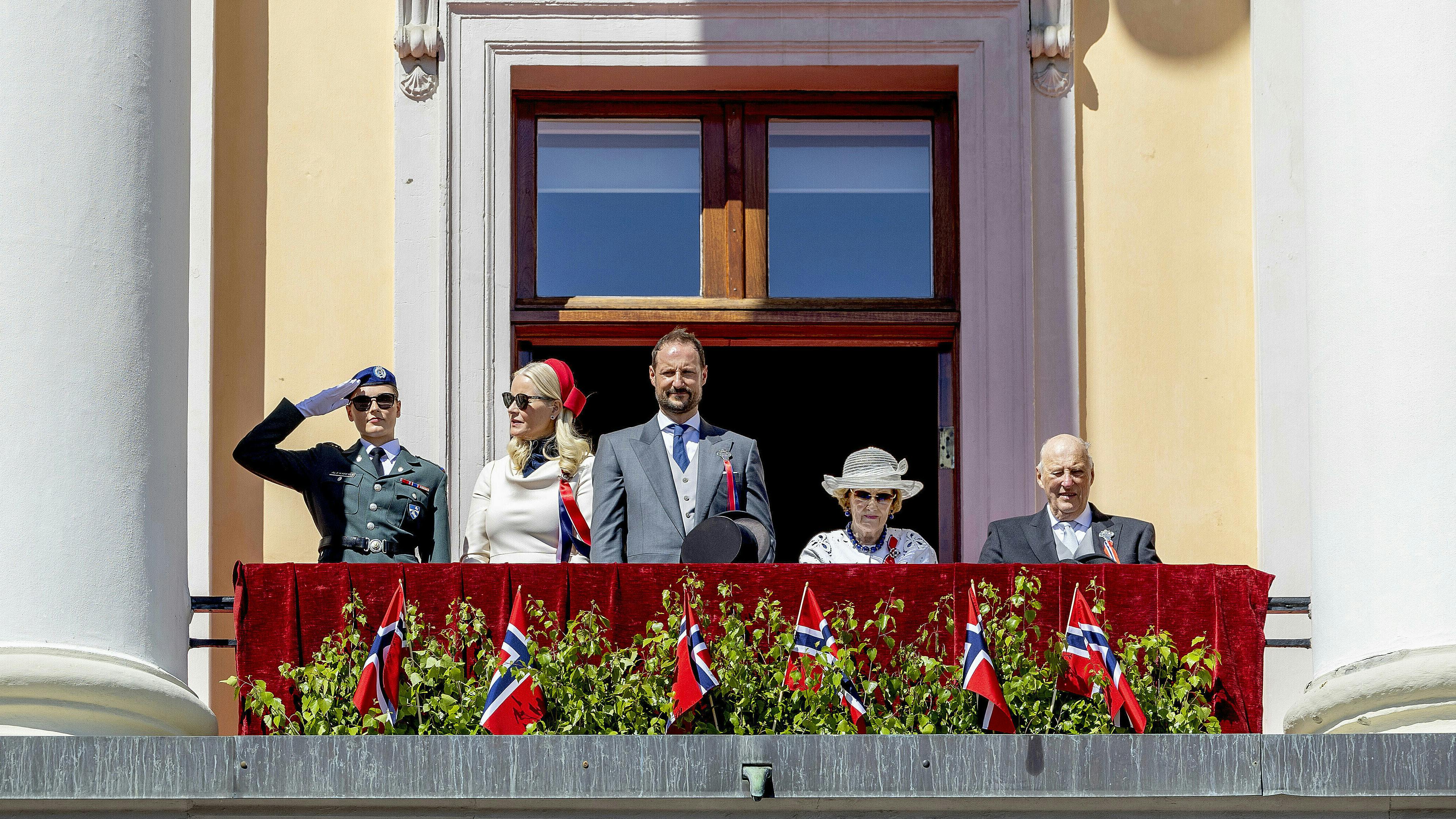 Kronprinsesse Mette-Marit, kronprins Haakon, dronning Sonja og kong Haakon på kongeslottets balkon.&nbsp;