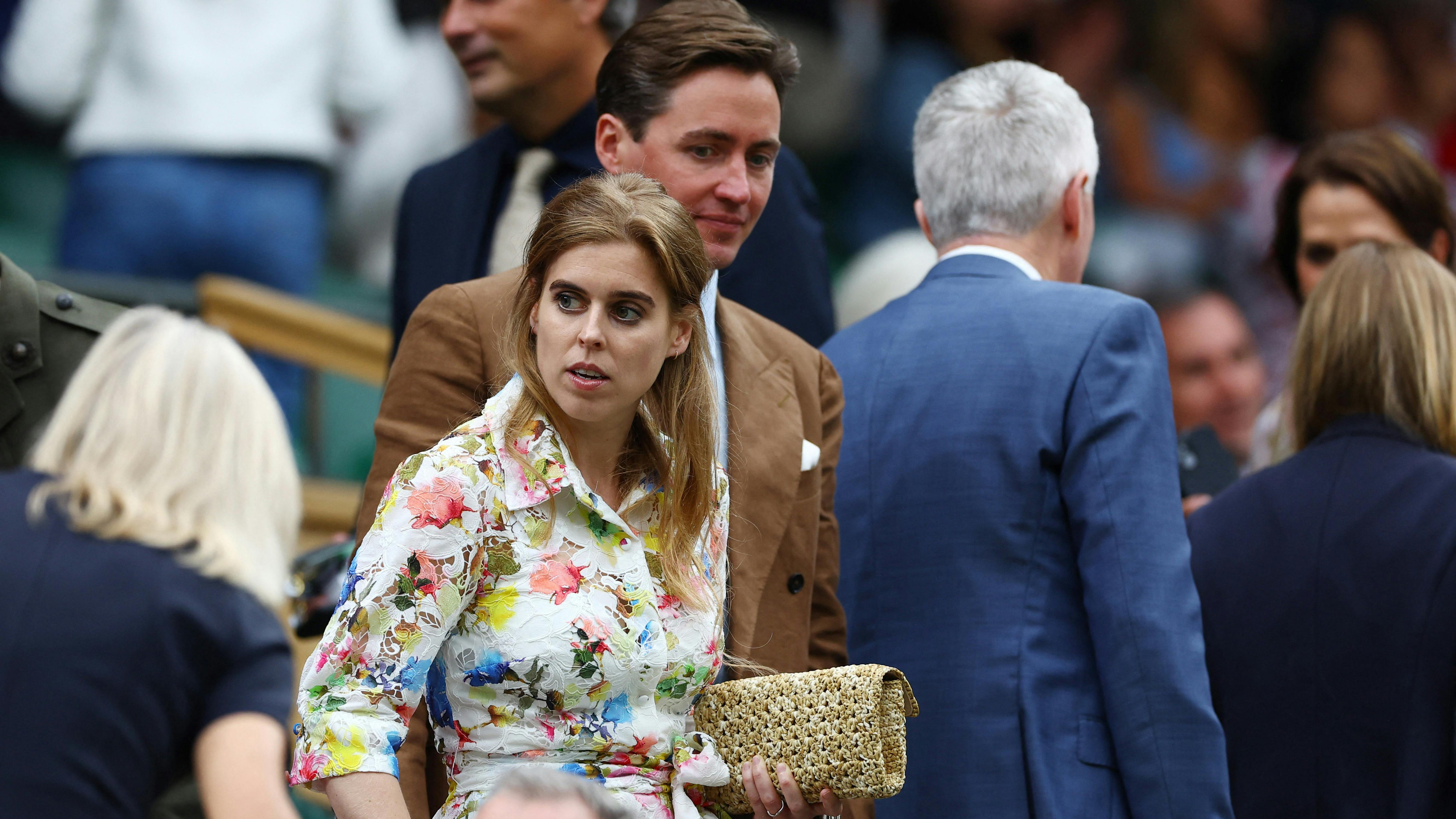 Prinsesse Beatrice, bagved ses hendes mand Edoardo Mapelli Mozzi.