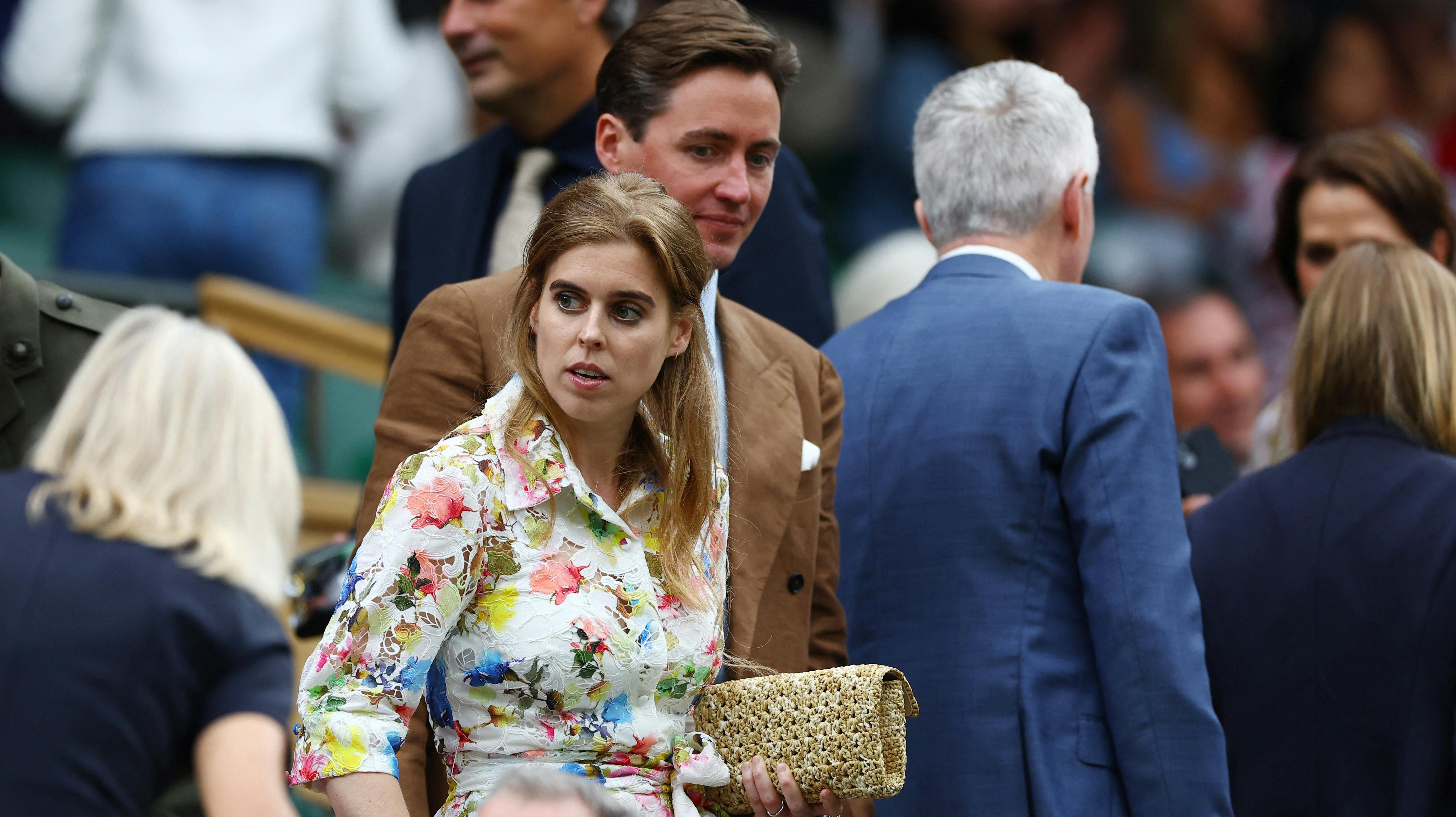 Prinsesse Beatrice, bagved ses hendes mand Edoardo Mapelli Mozzi.