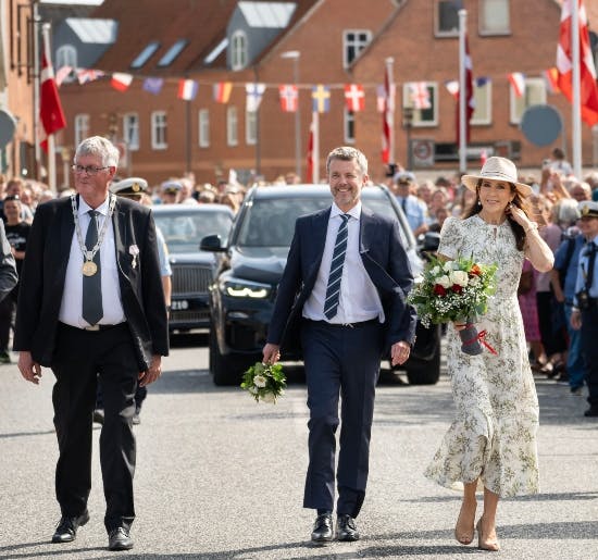 Kong Frederik og dronning Mary på gåtur med Gråstens borgmester.