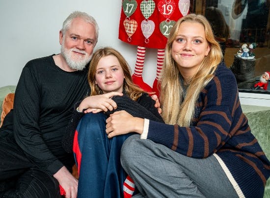 Esben Dalgaard med sin yngste datter Alberte og den ælddste Olivia.