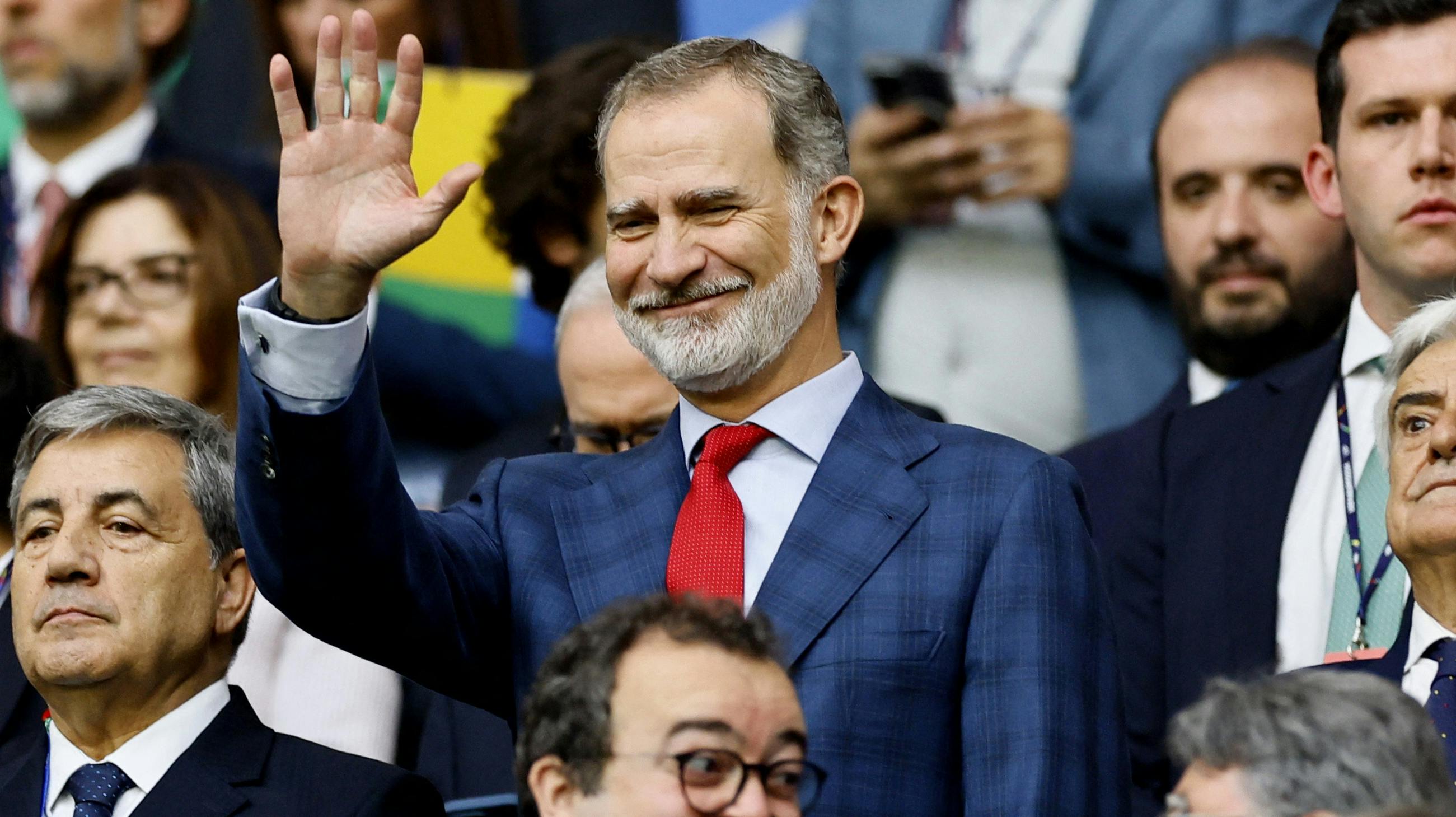 Kong Felipe til kampen mellem Spanien og Italien. 