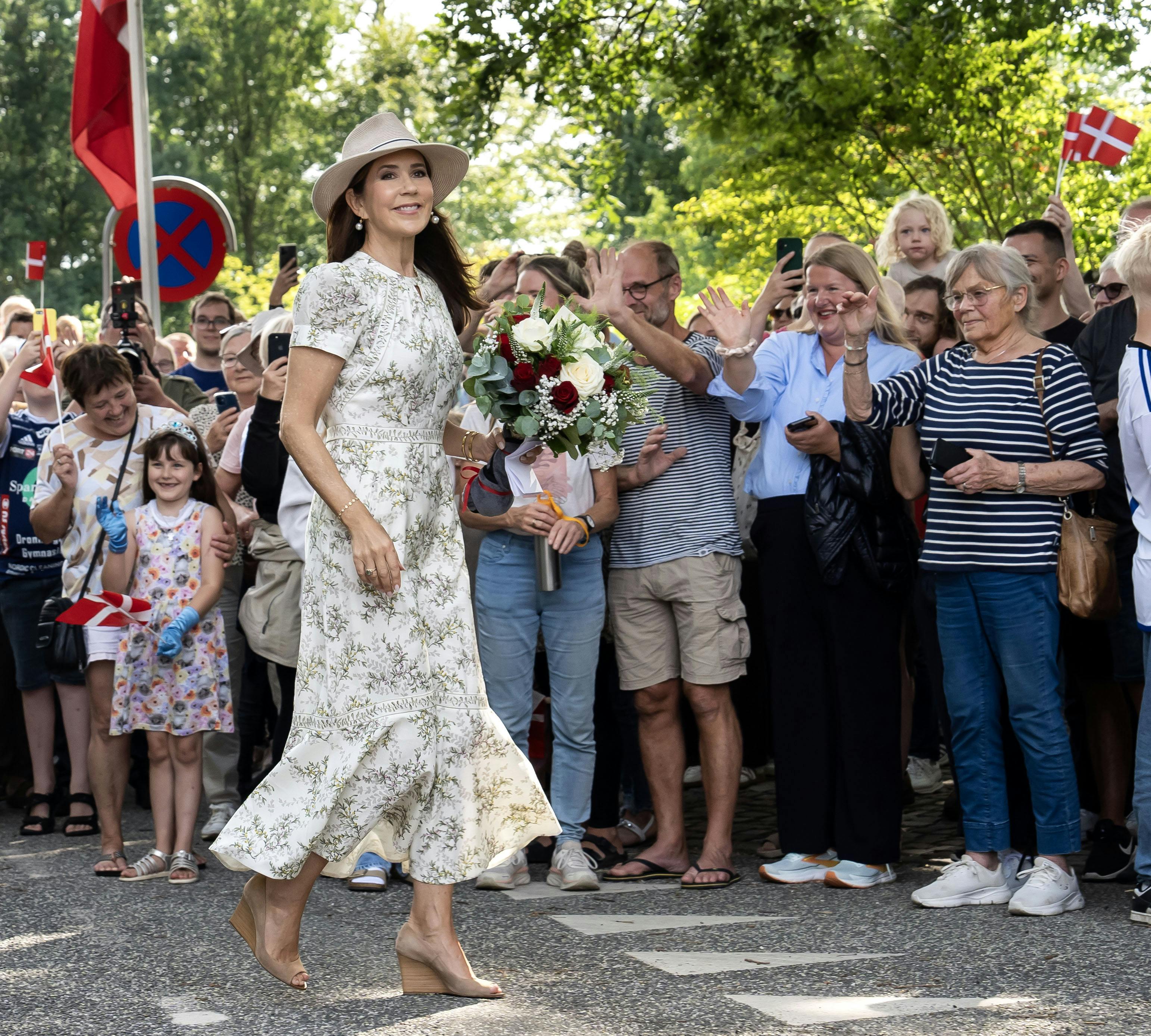 Dronning Mary i den smarte sommerkjole, da hun ankom til Gråsten tirsdag den 9. juli. 