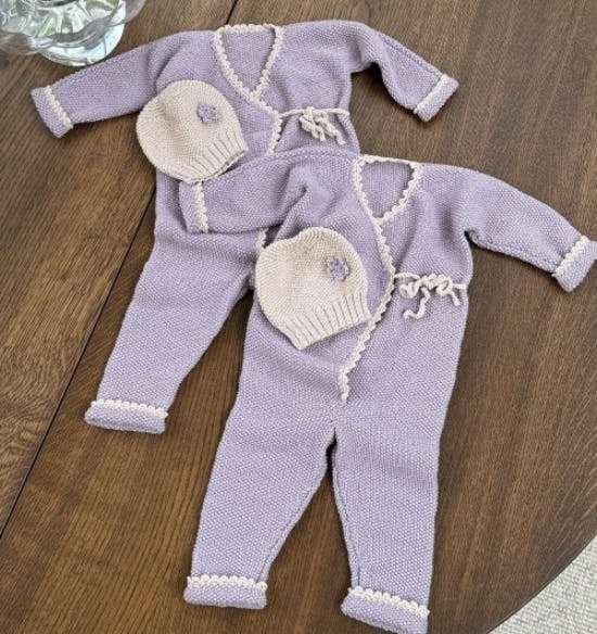 Heldragter med matchende huer til tvillingerne.