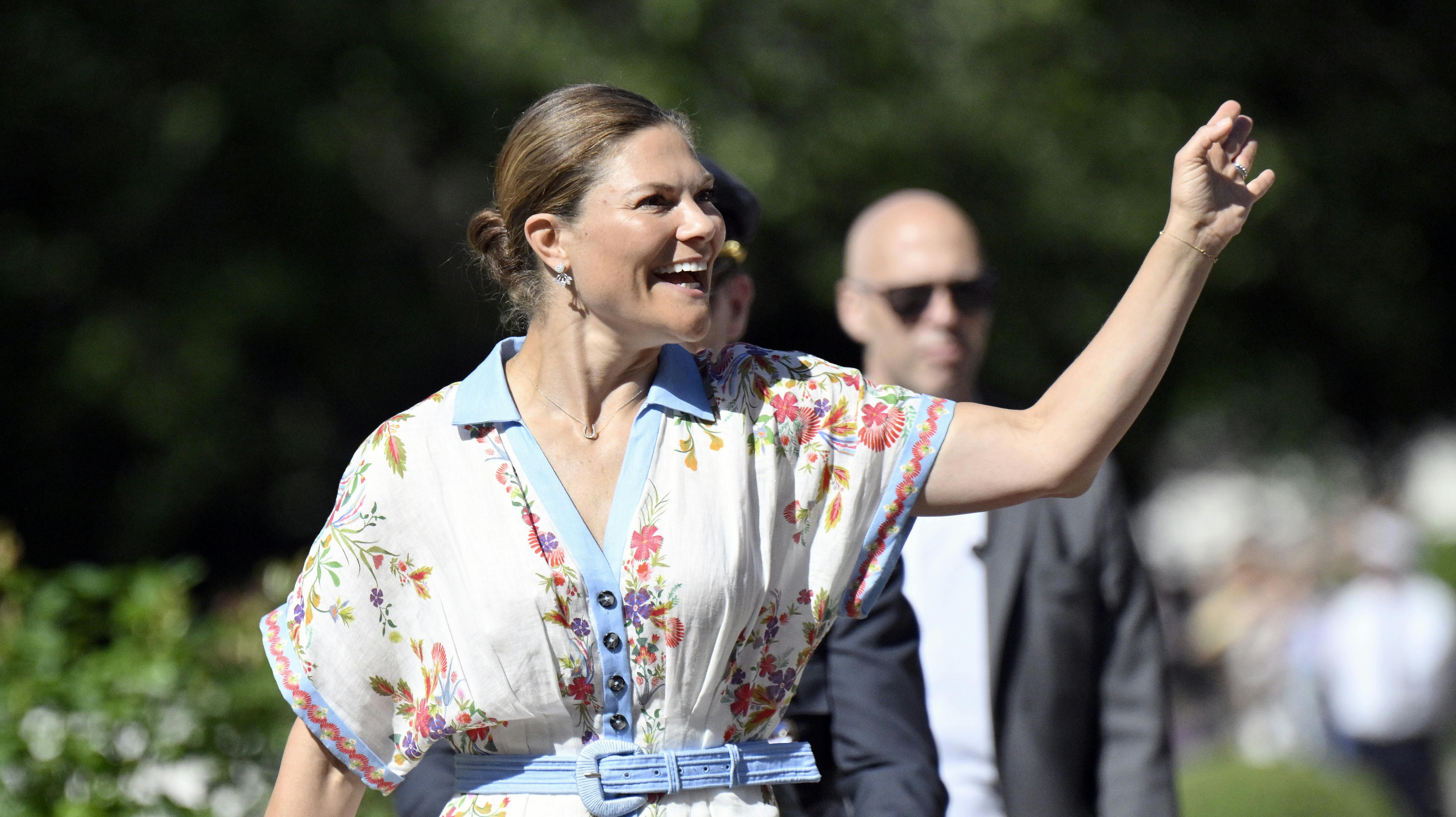 Kronprinsesse Victoria vinker til alle de fremmødte.
