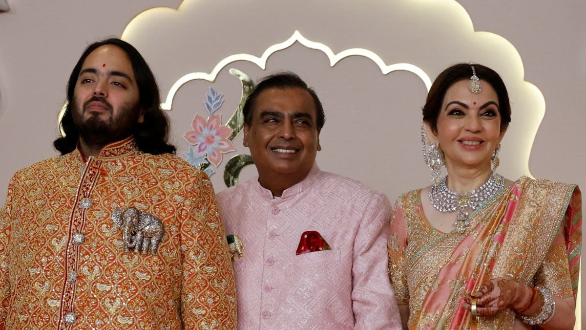 Anant Ambani sammen med sin far og mor – Nita Ambani og Mukesh Ambani.