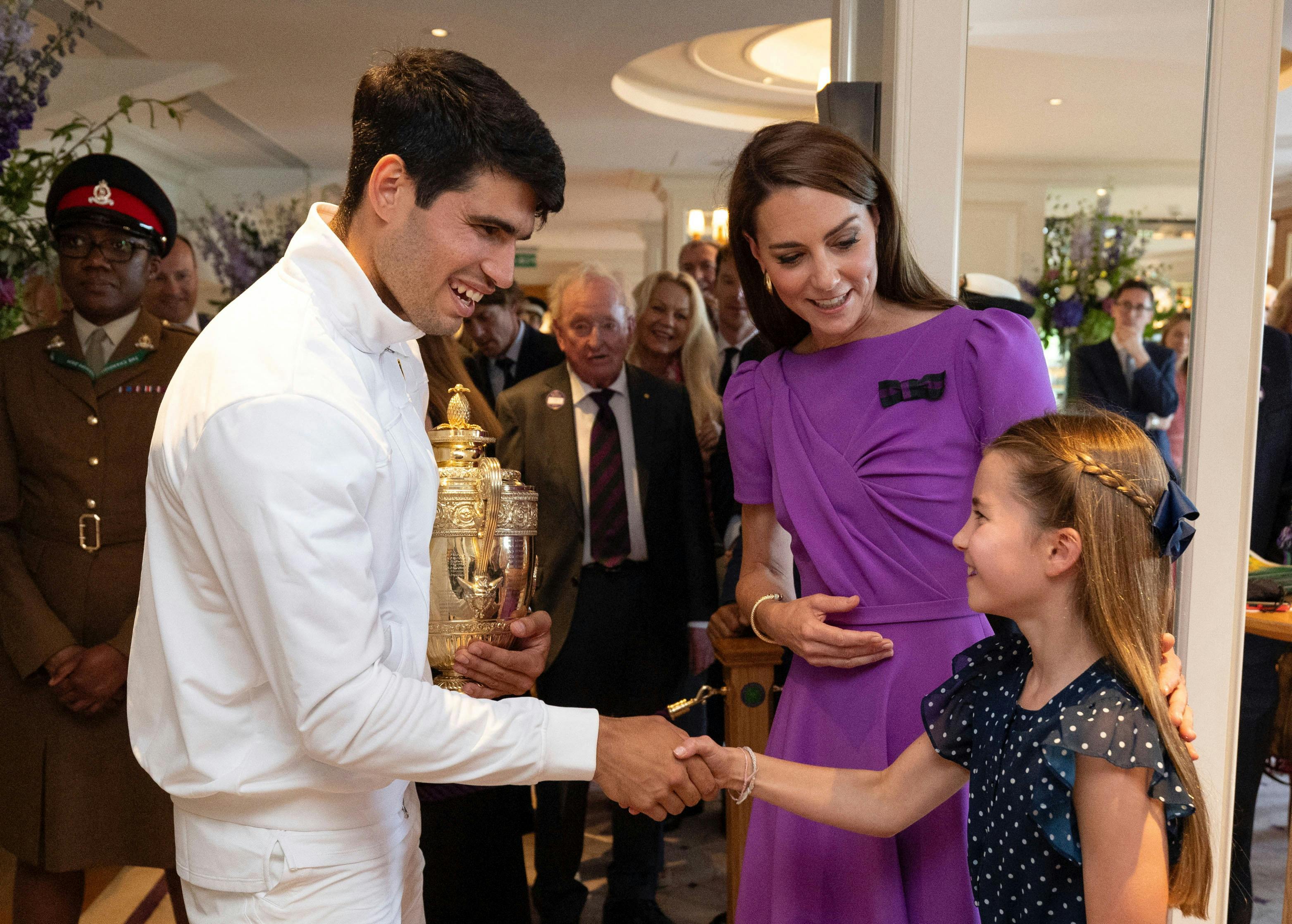 Carlos Alcaraz hilser på prinsesse Charlotte.