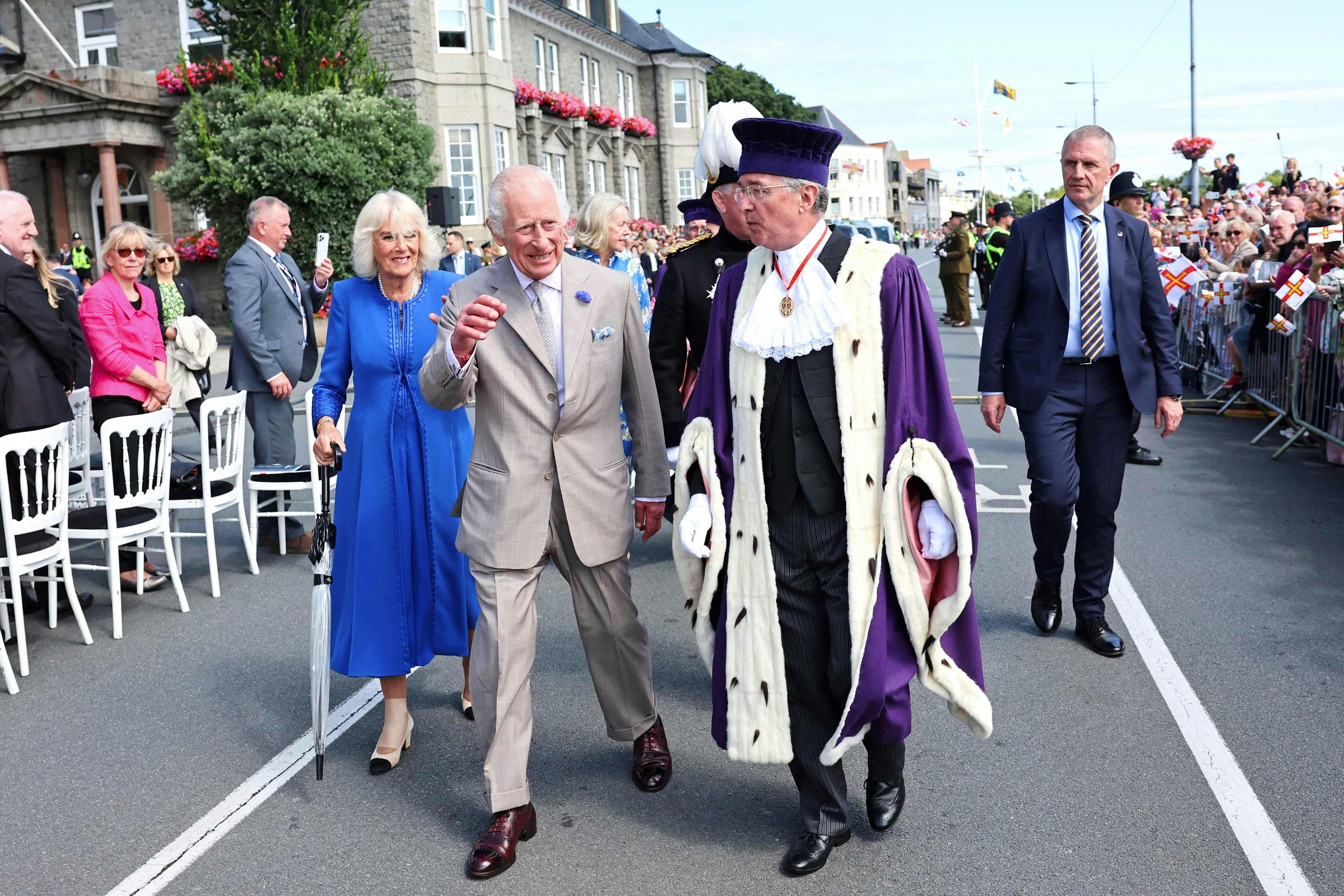 Her kan man se dronning Camilla med ankelbandage