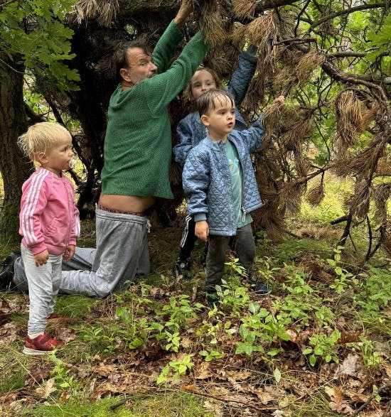 Dennis Knudsen på skovtur med sine tre børn. 