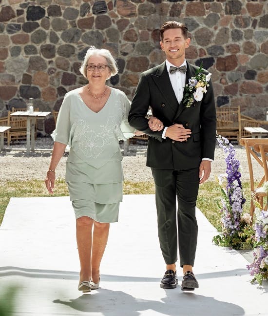 Inge-Lise Kjeldgaard følger sin søn Morten op til bryllup.