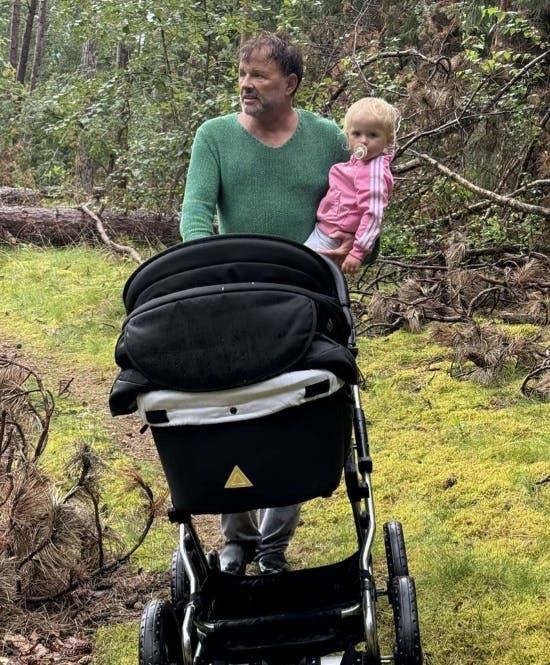 Dennis Knudsen med datteren Aura.