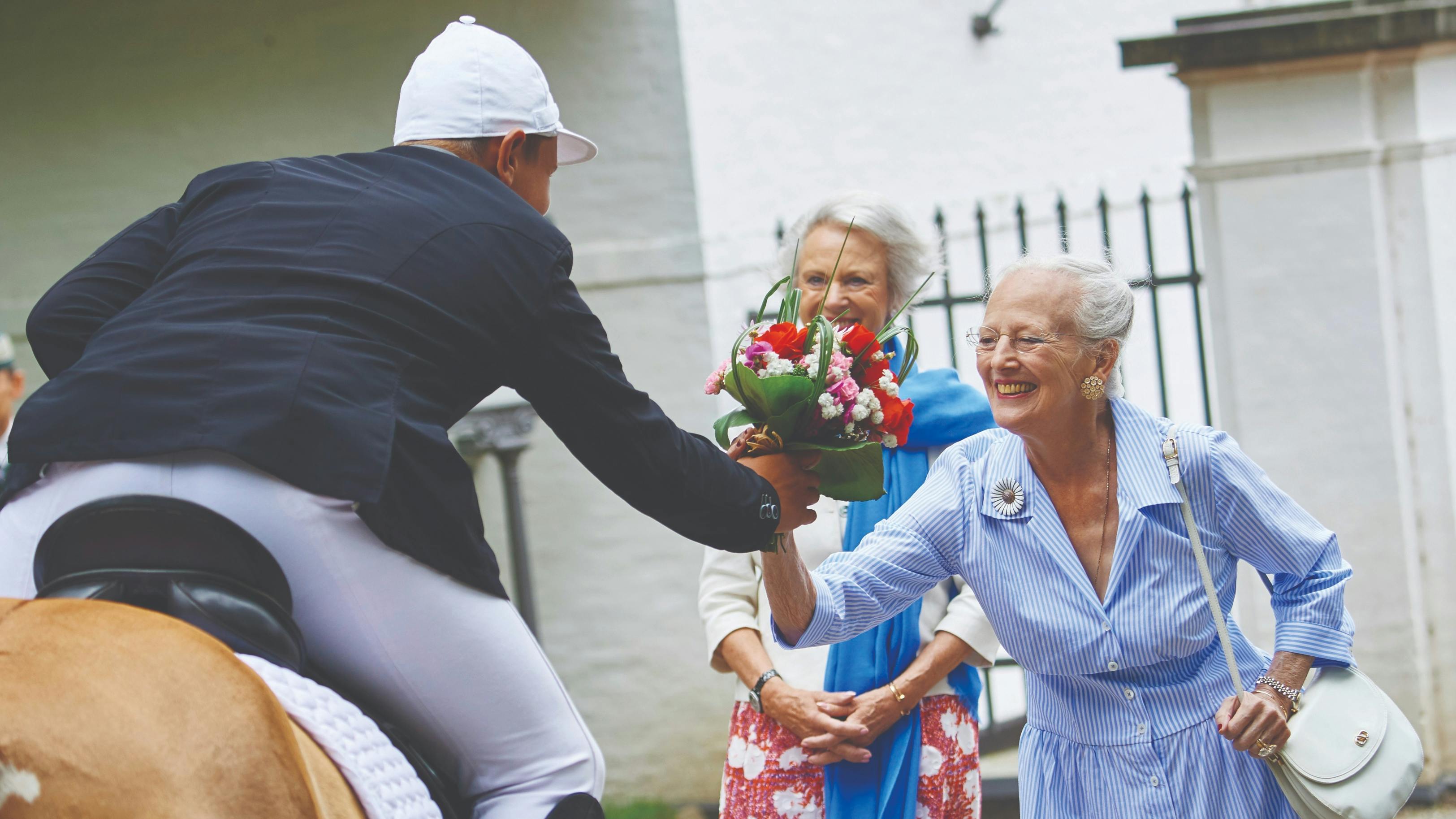 Dronning Margrethe og prinsesse Benedikte modtager Gråsten Ringriderforenings optog i 2019.