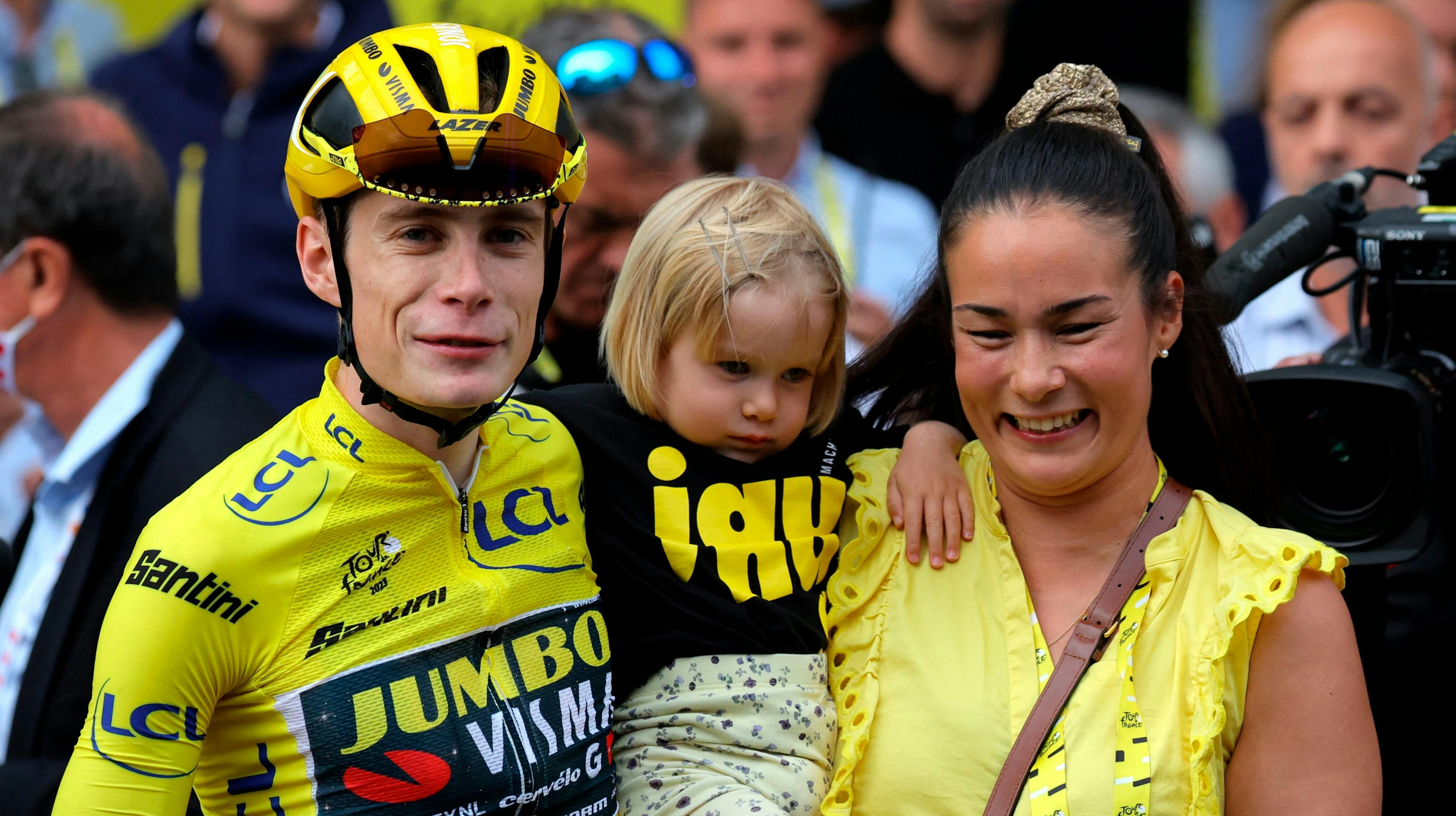 Jonas Vingegaard med hustruen Trine og datteren Frida. 