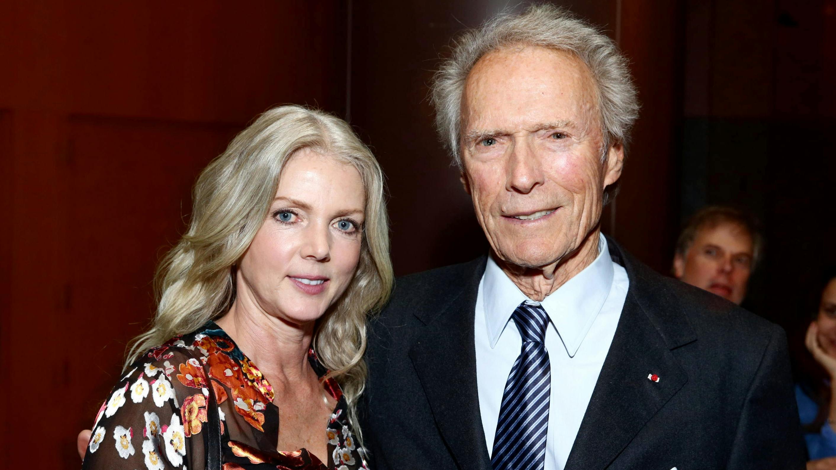 Clint Eastwood med kæresten Christina Sandera. 