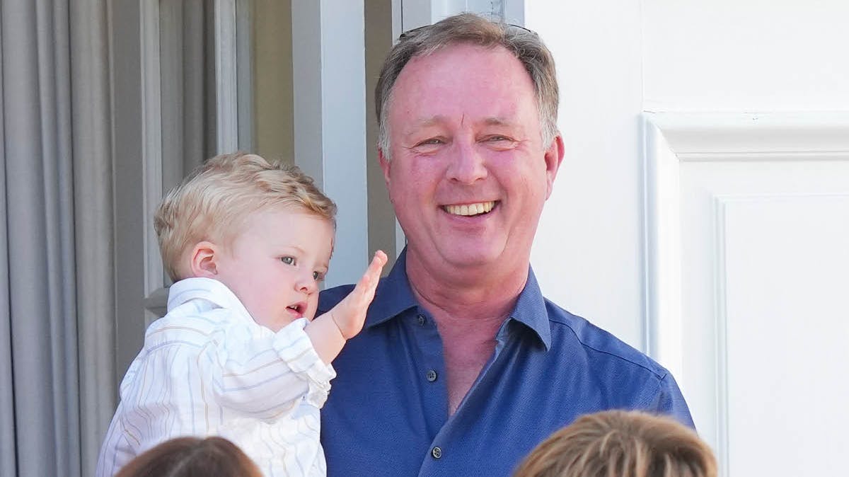 Prins Gustav med prins Gustav Albrecht på armen.