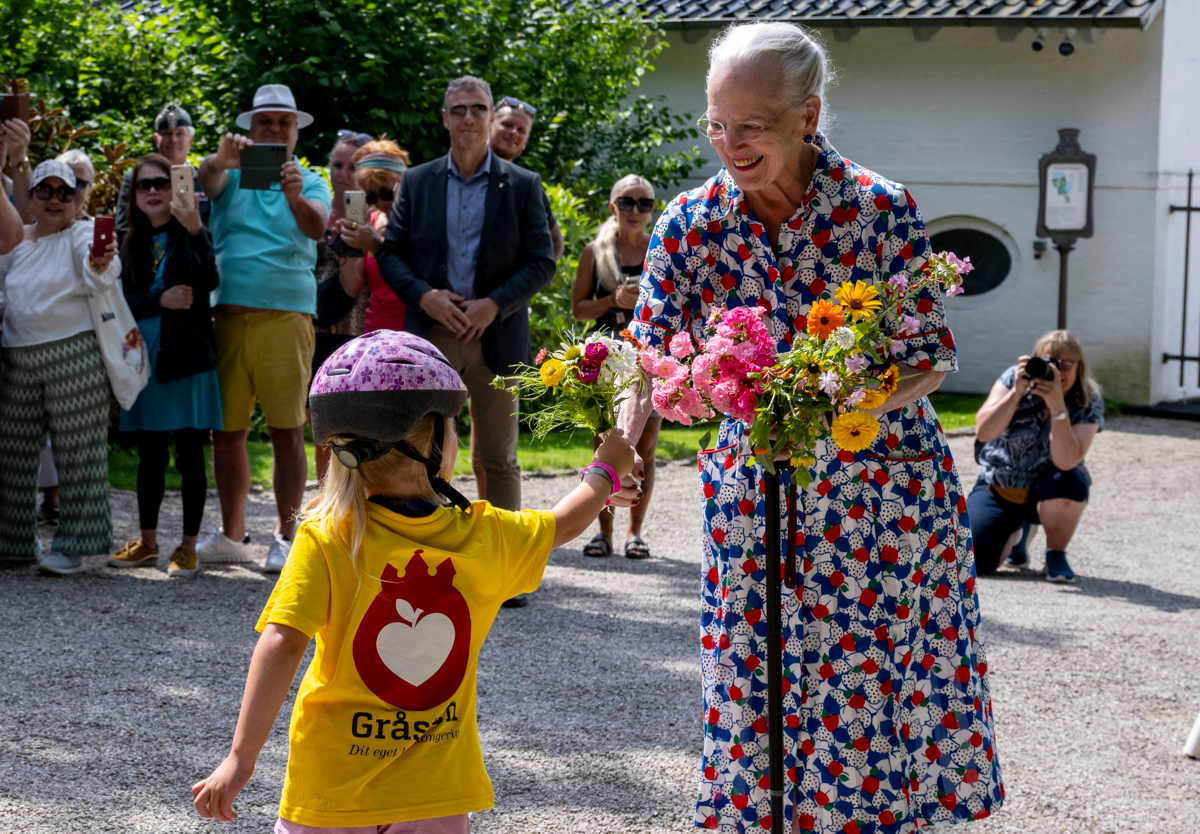 Tre små cykelryttere gav dronning Margrethe fine blomster, da ringrideroptoget kom forbi Graasten Slot