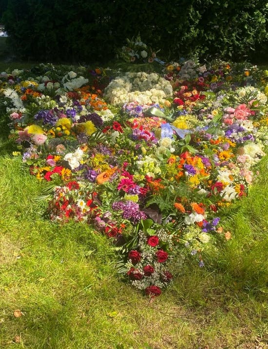 Hjerte af blomster fra Jens Werners bisættelse.