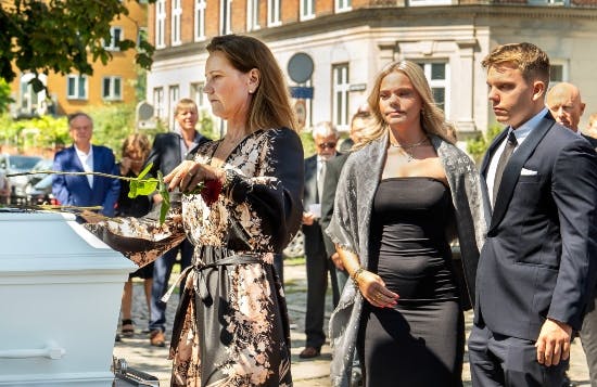 Anettet Werner og børnene Isabella og Nikolai ved Jens Werners bisættelse.