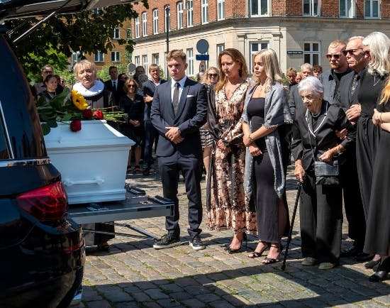 Jens Wernes familie samlet ved bisættelsen.