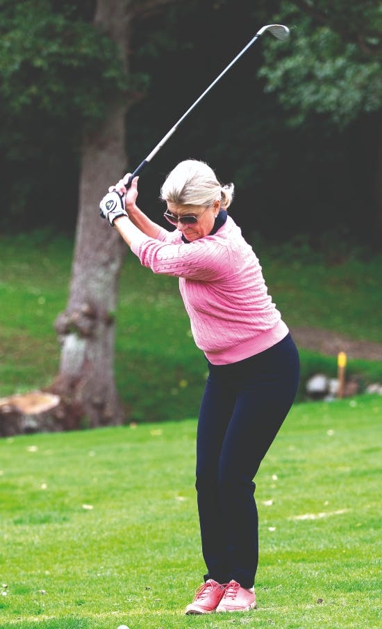 Anne Laxholm på golfbanen.