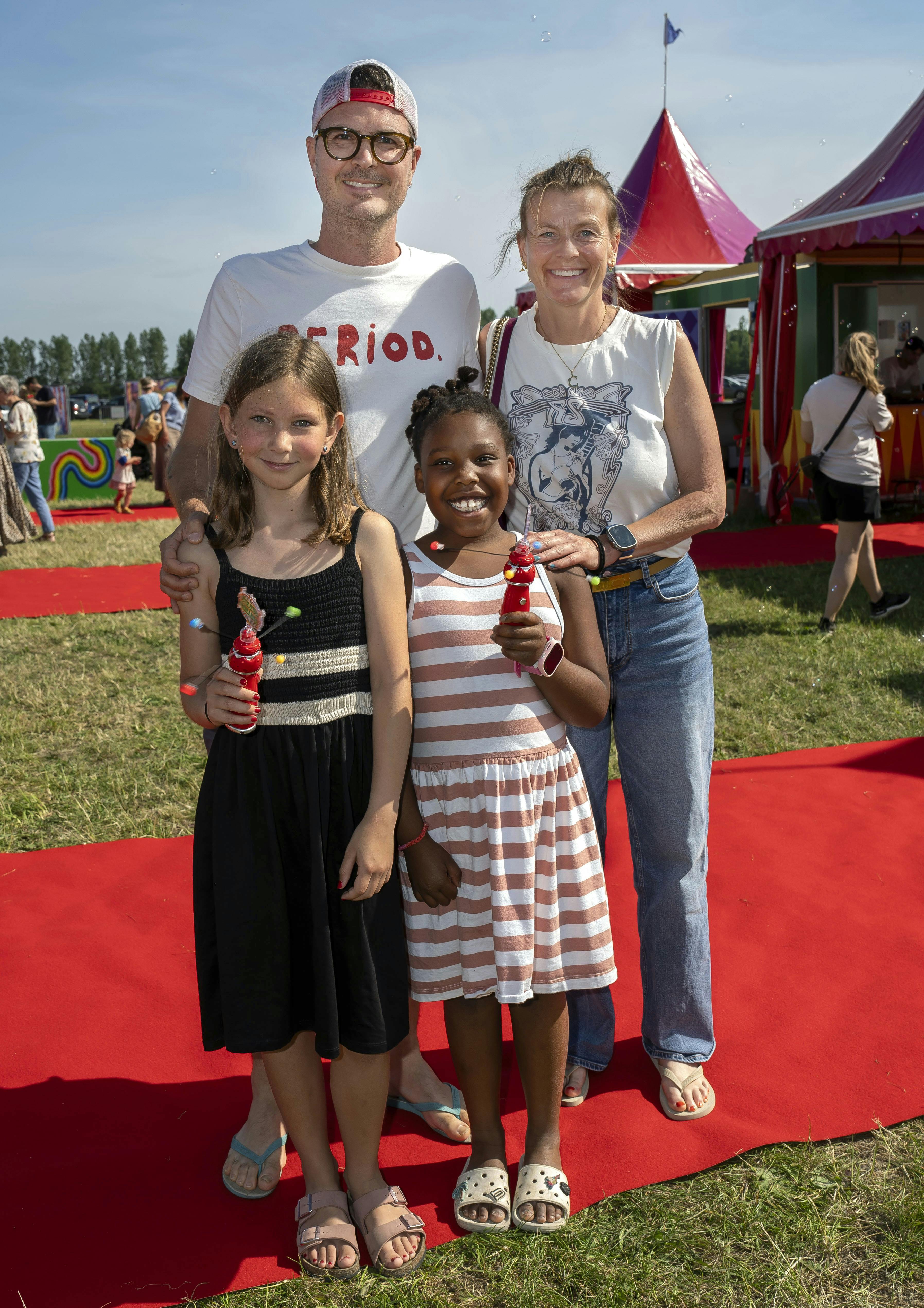 Pelle Hvenegaard med Caroline, Ukhona og Ukhonas veninde Olga.