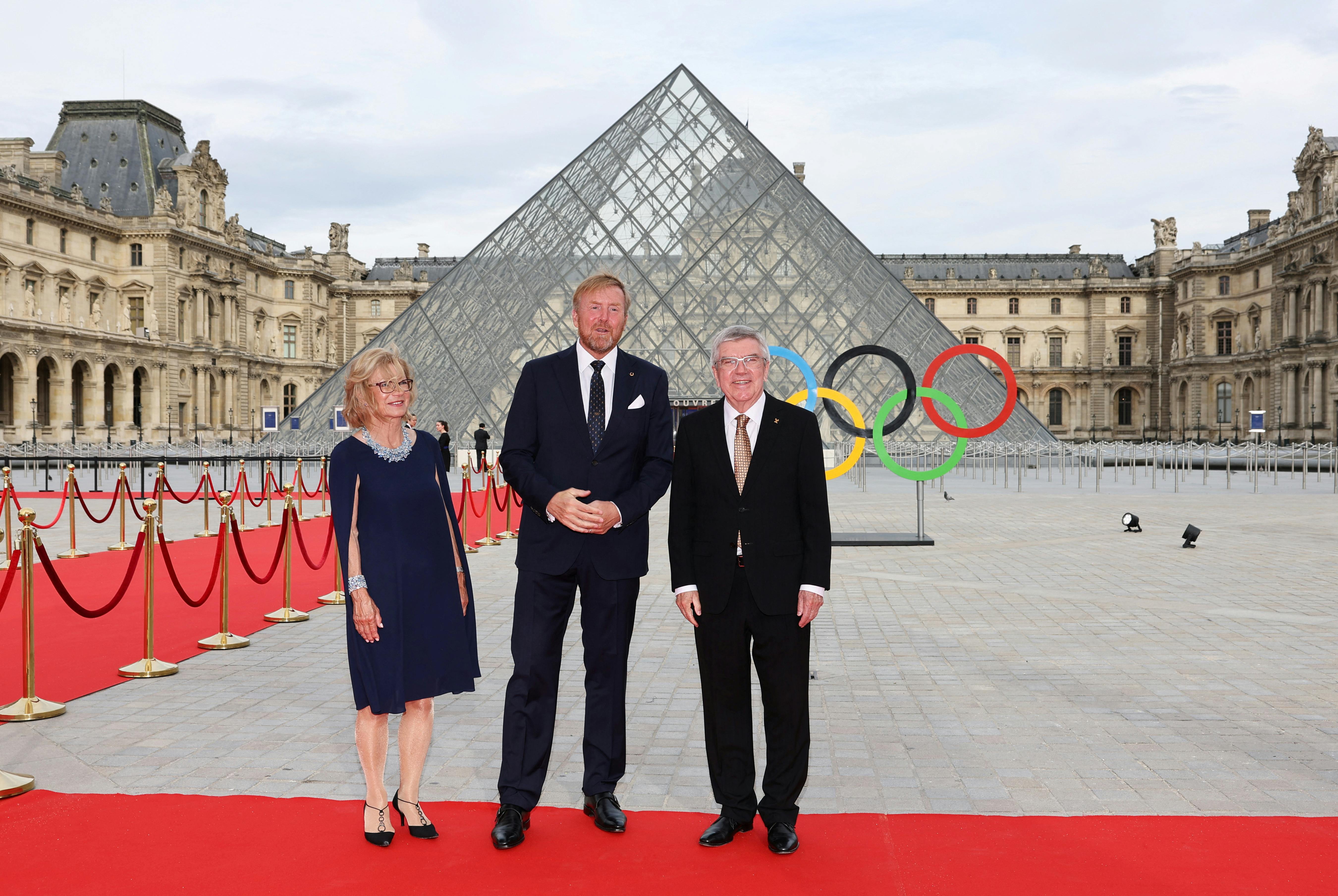 Paris 2024 Olympics - Red Carpet at the Louvre for IOC Elysee Dinner - Paris, France - July 25, 2024. International Olympic Committee President Thomas Bach and his wife Claudia Bach with Netherlands' King Willem-Alexander as they attend the IOC Elysee Dinner at the Louvre Arturo Holmes/Pool via REUTERS