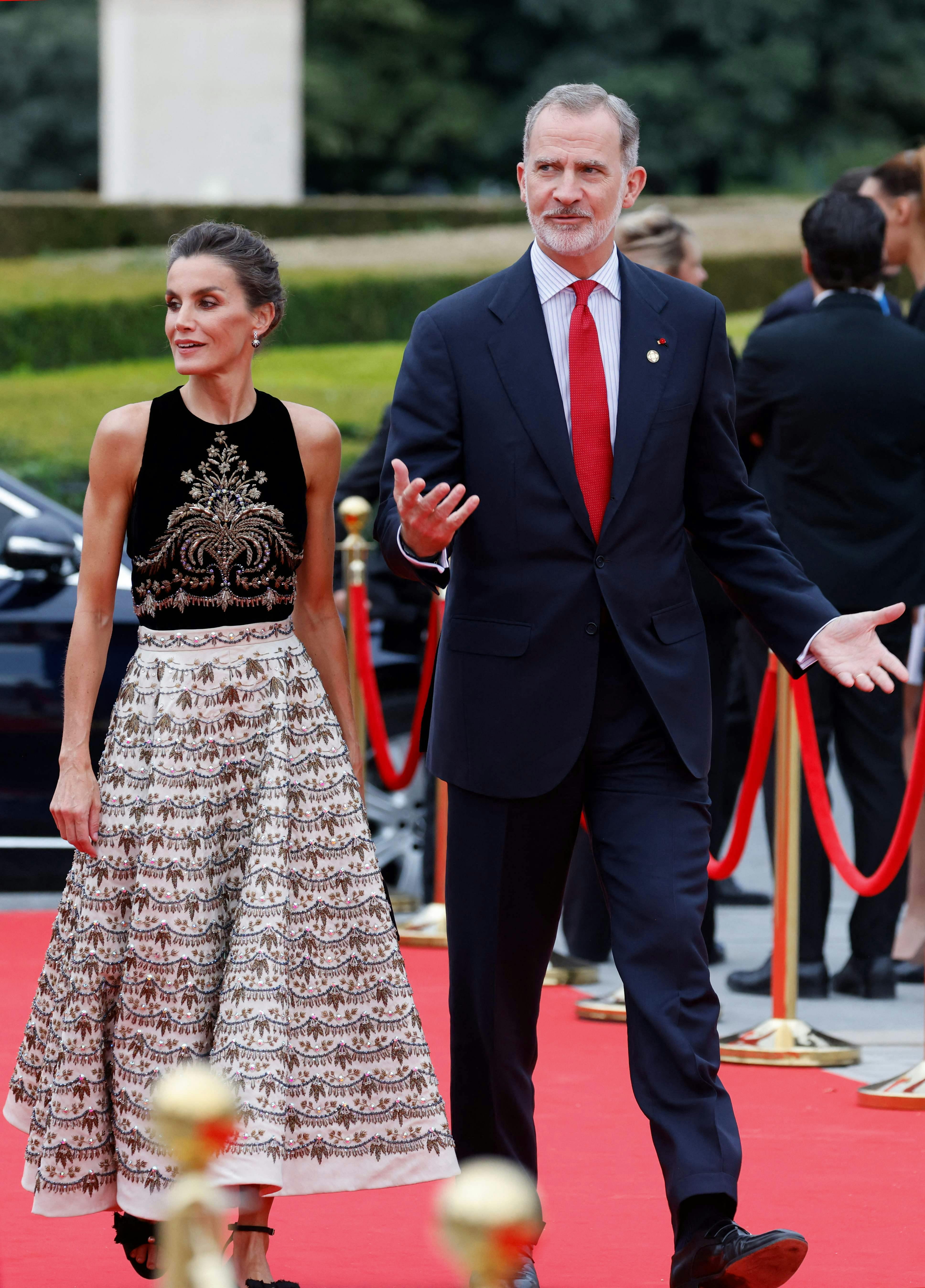 Spain's King Felipe VI and Spain's Queen Letizia arrive to attend a gala dinner hosted by the International Olympic Committee (IOC) and the French Presidency at the Louvre Museum in Paris, on the eve of the opening ceremony of the Paris 2024 Olympic Games, on July 25, 2024. (Photo by Ludovic MARIN / POOL / AFP)