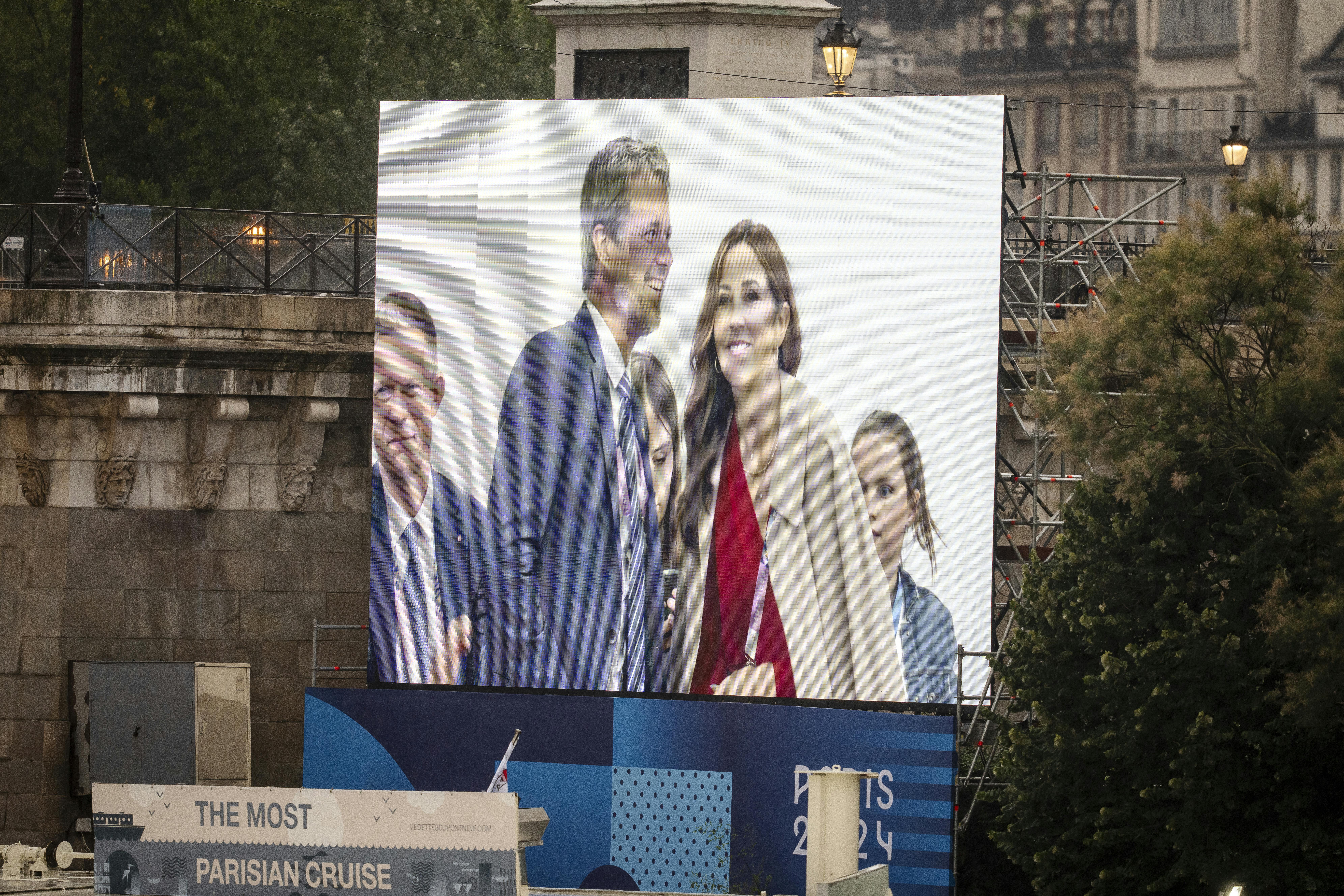 Kong Frederik X og dronning Mary er tilstede i forbindelse med OL Åbningsceremonien i Paris fredag den 27. juli 2024.De Olympiske Lege 2024 begynder i dag officielt i Paris. Det markeres med den traditionelle åbningsceremoni, hvor landenes atleter samlet ankommer og fejrer. Legene varer frem til 11. august.. (Foto: Mads Claus Rasmussen/Ritzau Scanpix)