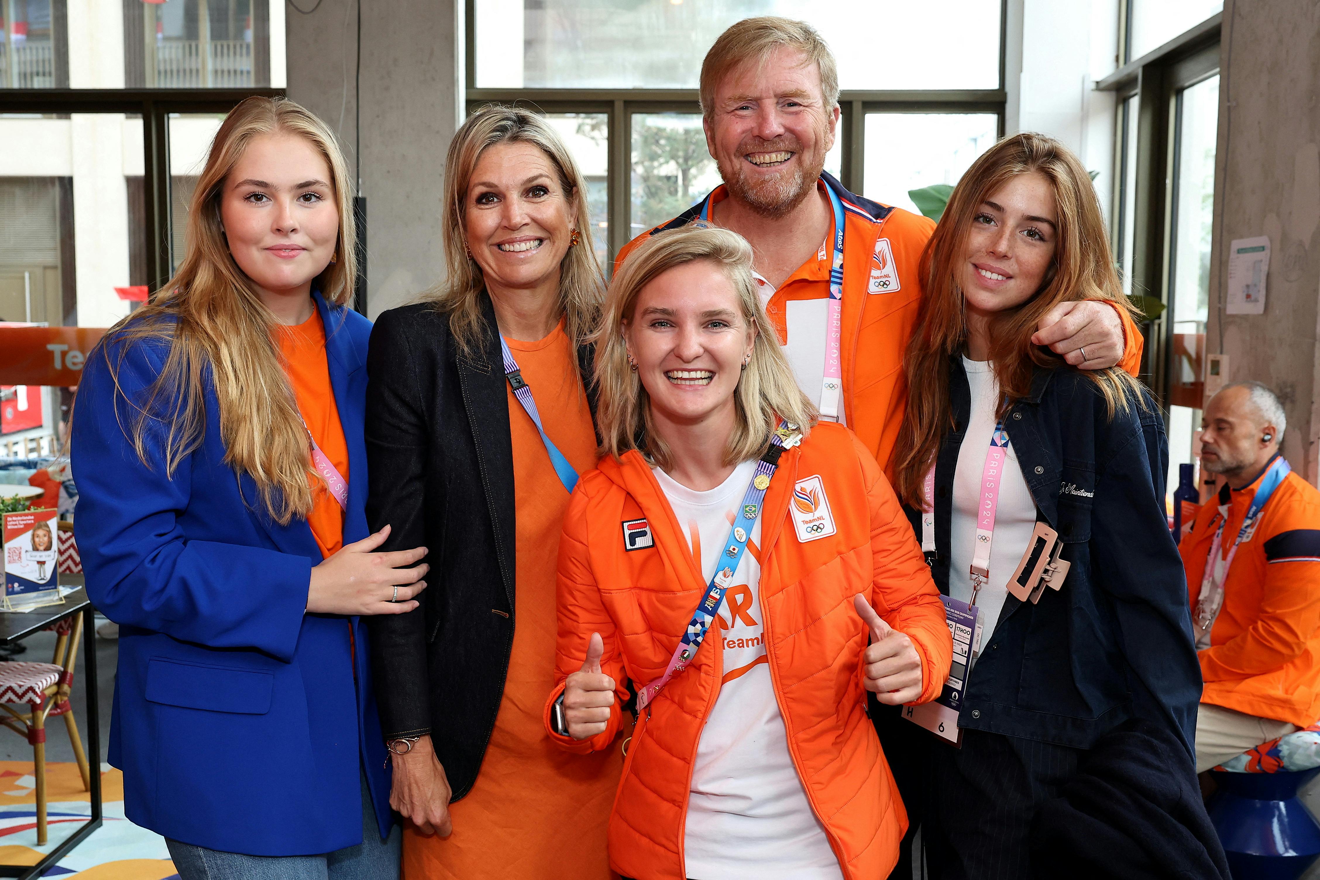 Paris 2024 Olympics - Paris, France - July 27, 2024. King of the Netherlands Willem-Alexander, Queen Maxima of the Netherlands, and their daughters Princess Catharina-Amalia and Princess Alexia pose with Roos Zwetsloot of the Netherlands in the Olympic village during the Olympic Games Paris 2024. Arturo Holmes/Pool via REUTERS