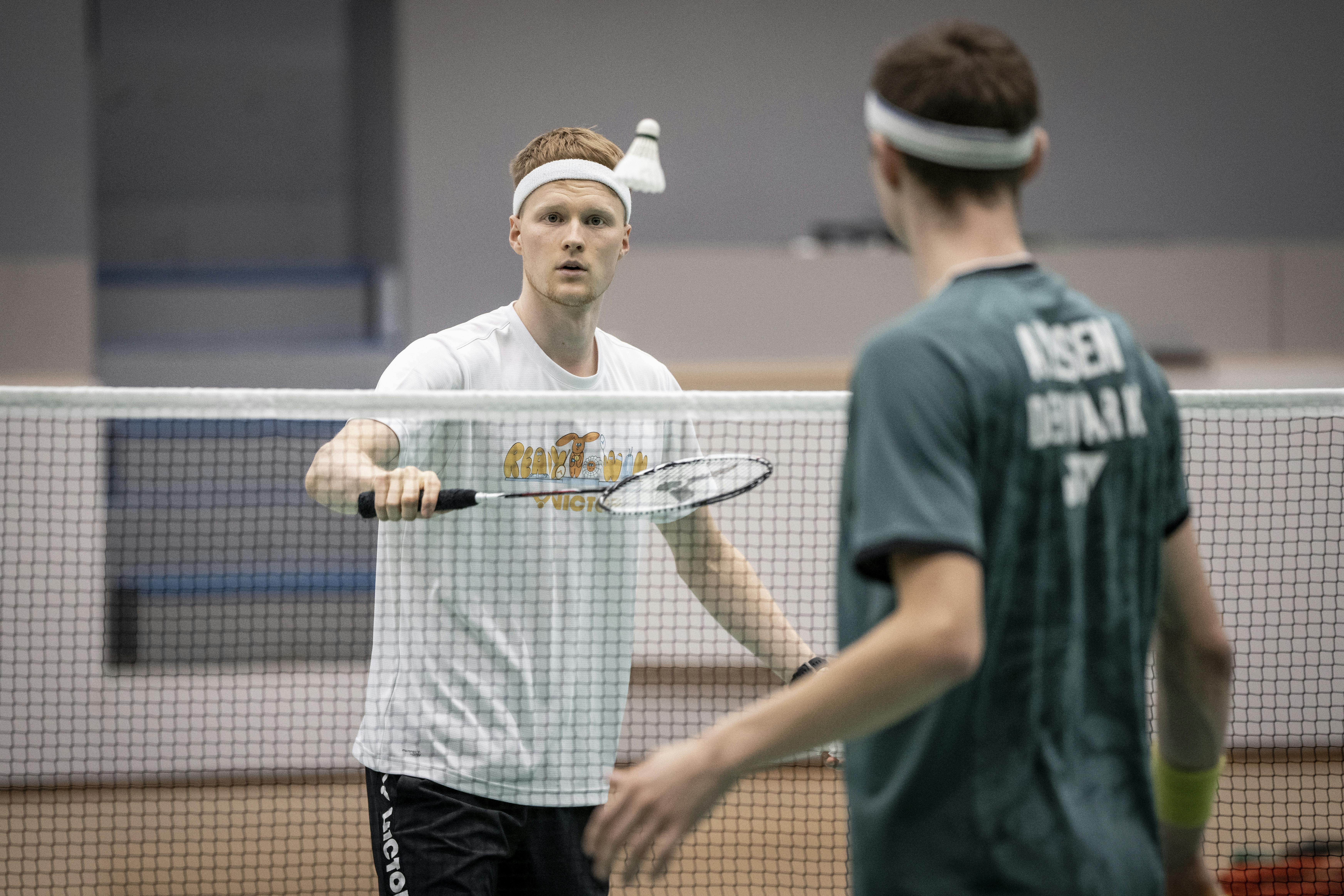 Viktor Axelsen og Anders Antonsen under mediedag før VM i badminton, Idrættens Hus i Brøndby, fredag den 11. august 2023.. (Foto: Mads Claus Rasmussen/Ritzau Scanpix)