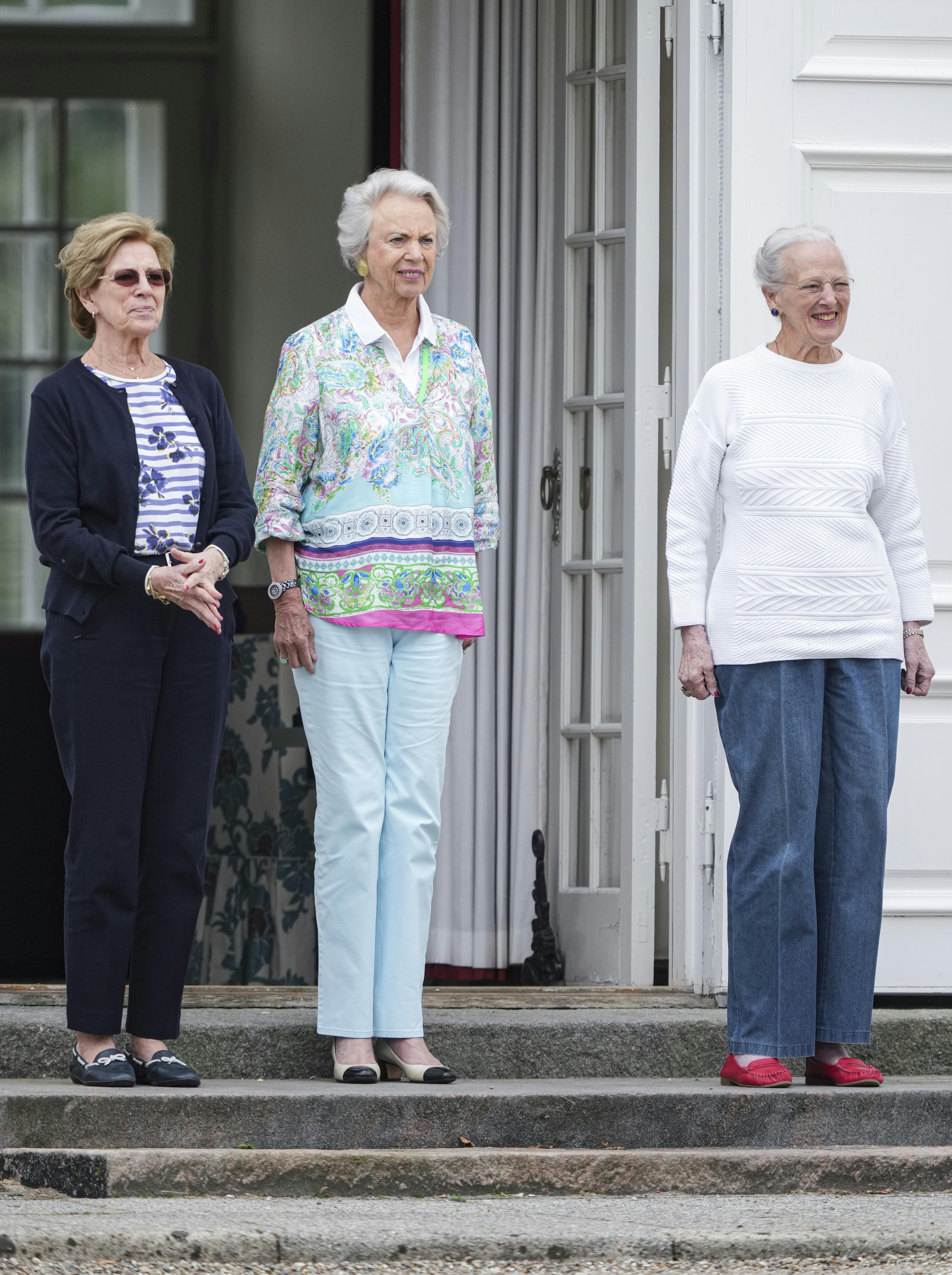 Dronning Margrethe ser vagtparaden ved Gråsten Slot fredag den 22. juli 2022