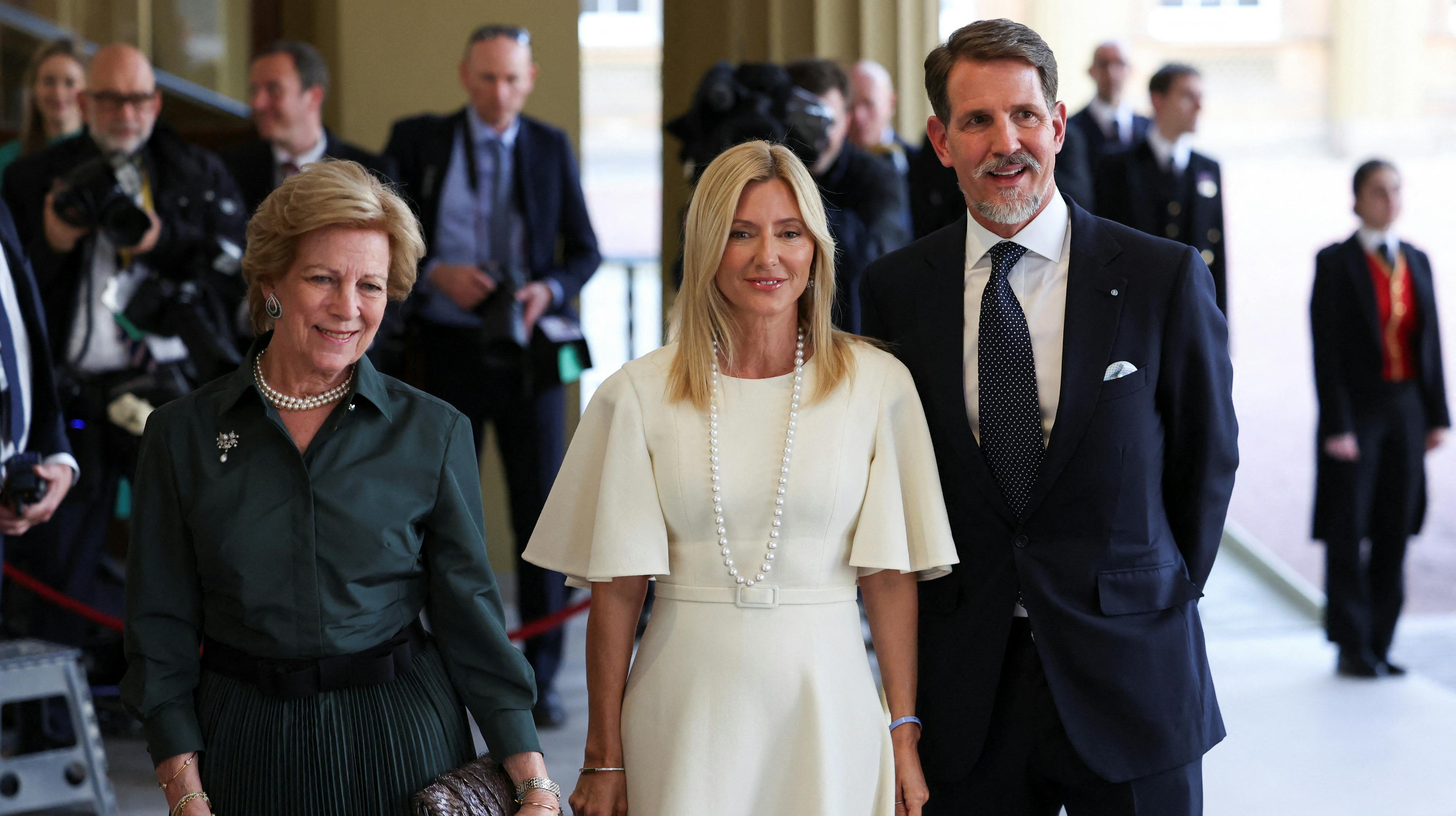 Dronning Anne-Marie sammen med sin svigerdatter, kronprinsesse Marie-Chantal, og sin søn, kronprins Pavlos, der alle deltager i prins Michaels begravelse torsdag. 