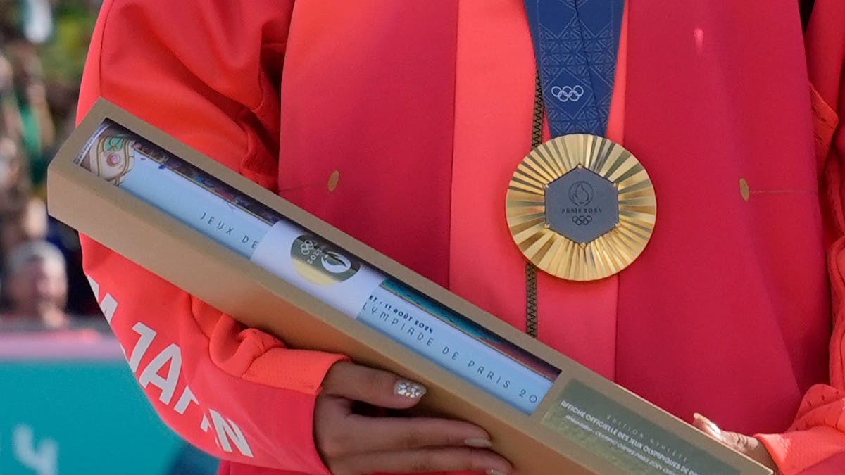 Medaljevinderne får ikke kun metal hængt om halsen. De får også en lang æske – men hvad er der i den?