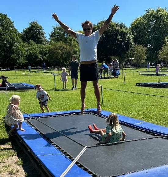 Dennis Knudsen og børnene i trampolin i Sommerland Sjælland.