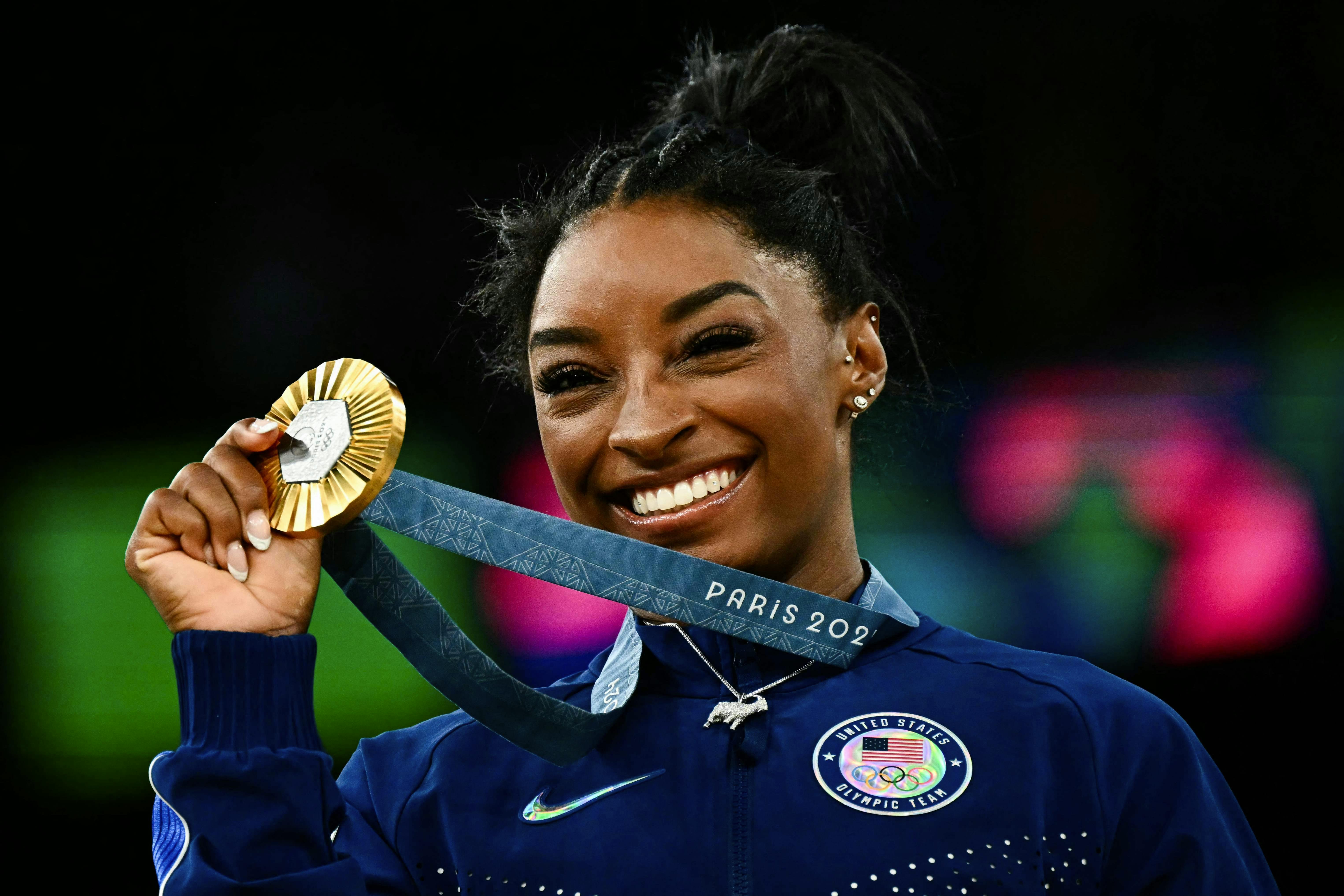 Simone Biles med GOAT-halskæden.